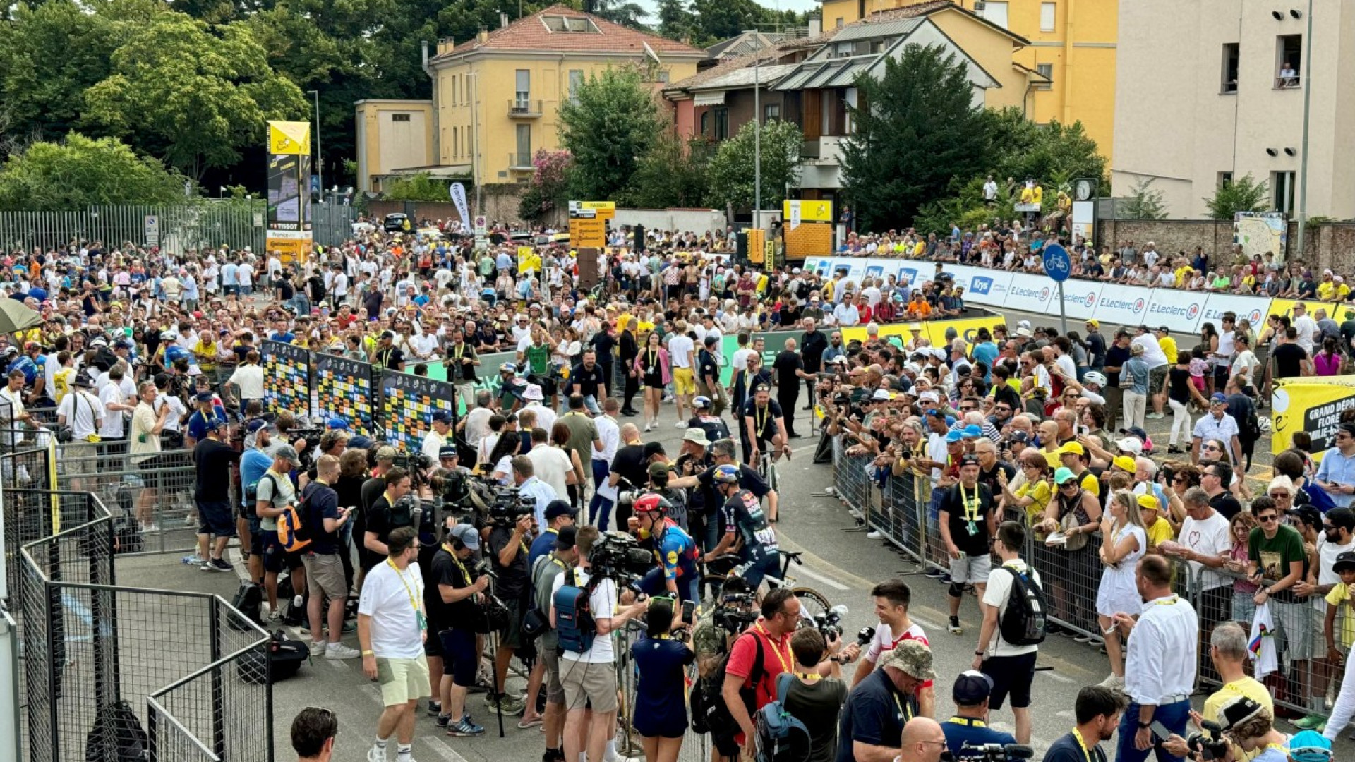Tour de France a Piacenza: 3mila persone in viale Malta, 52 auto rimosse e bar sold out