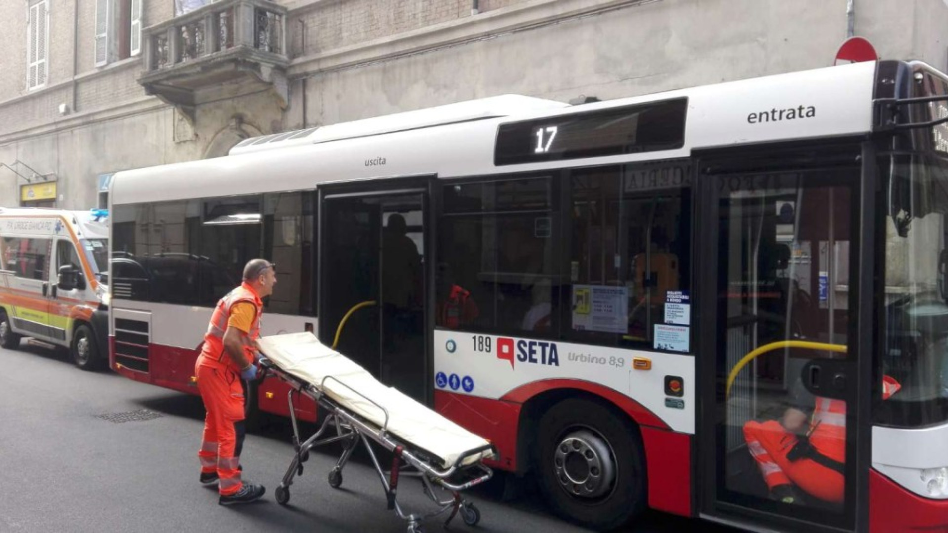 Bus frena di colpo per un'auto che gli taglia la strada. Anziana a bordo cade e si ferisce alla testa