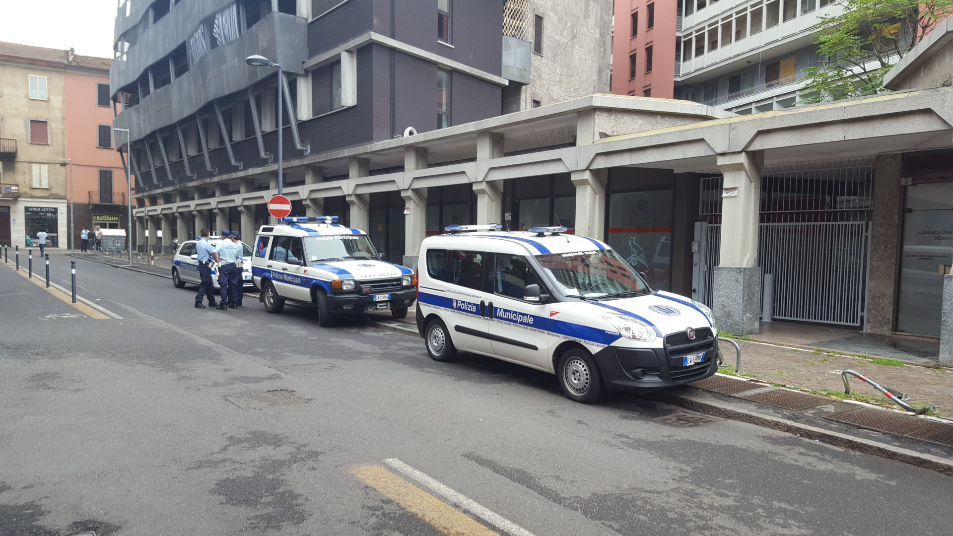 Controlli a tappeto nei negozi etnici, sequestrate 14 scatole di alimenti