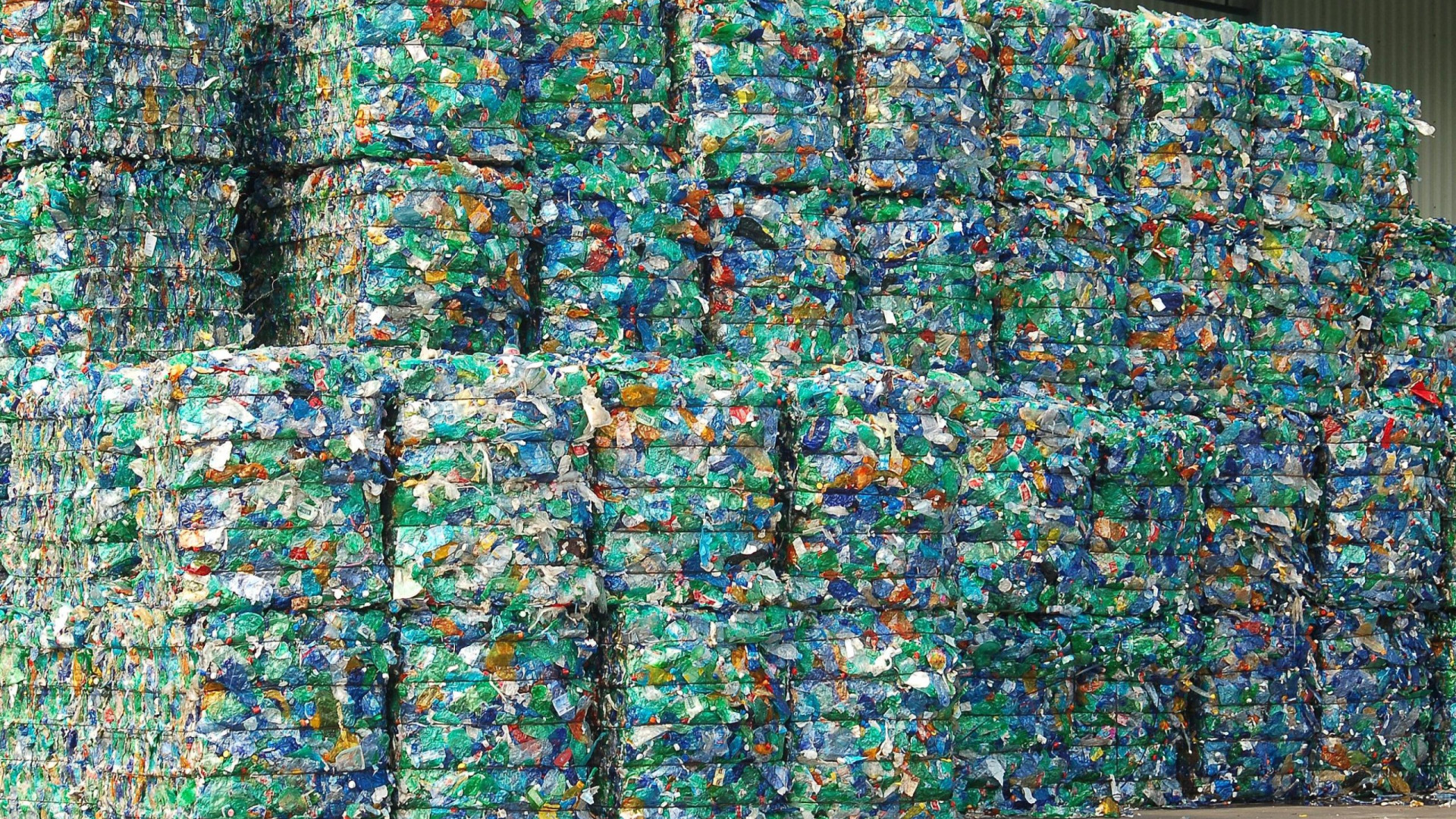 Dal 14 gennaio stop alla plastica, al bando palloncini piatti e cannucce monouso