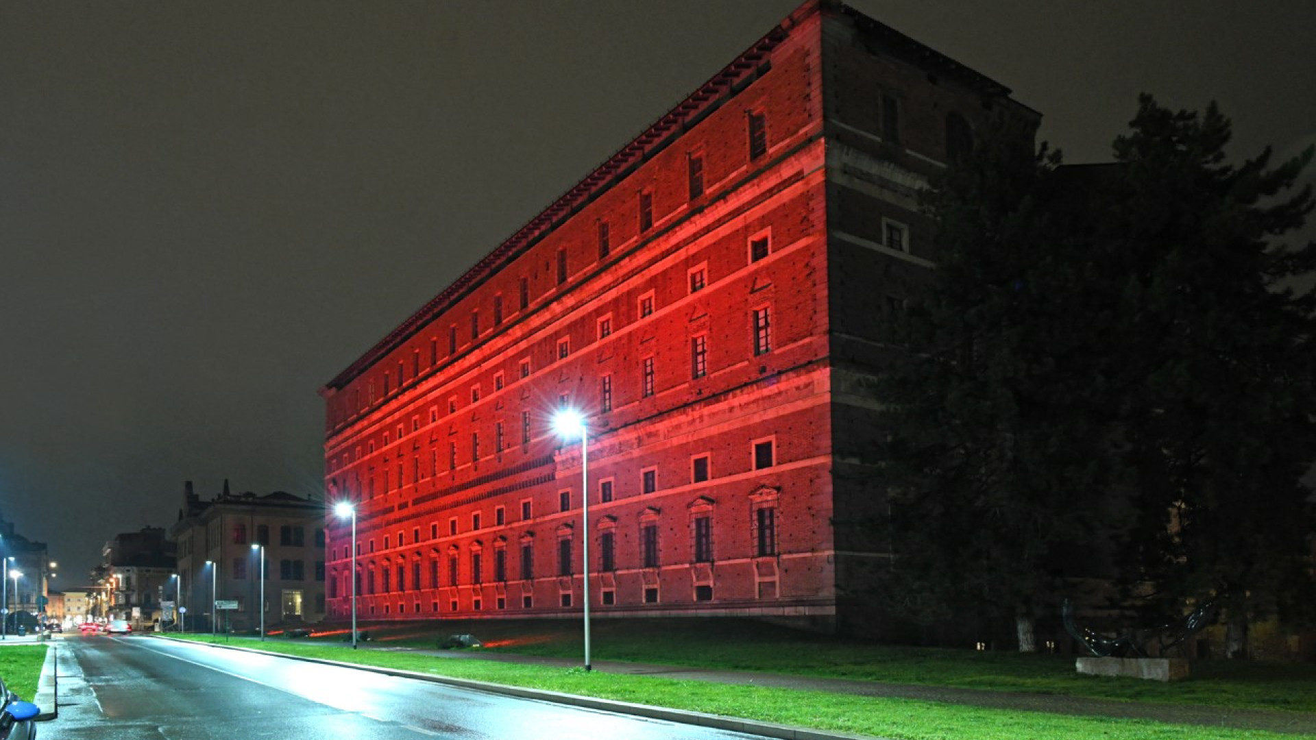 Palazzo Farnese si illumina di rosso per la cura delle cardiopatie congenite