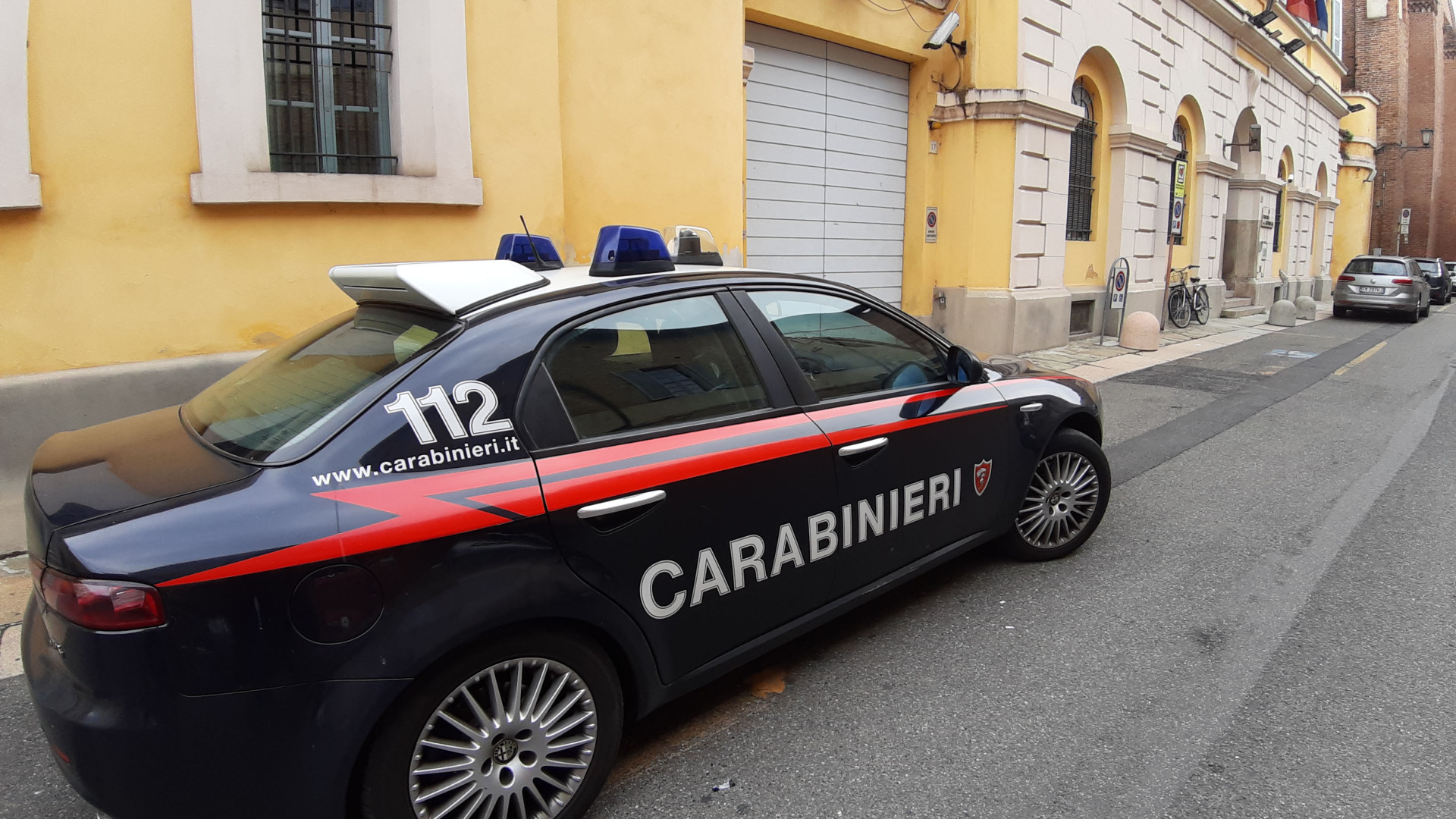 Un chilo di marijuana sull'auto: in manette 19enne fermato dai carabinieri
