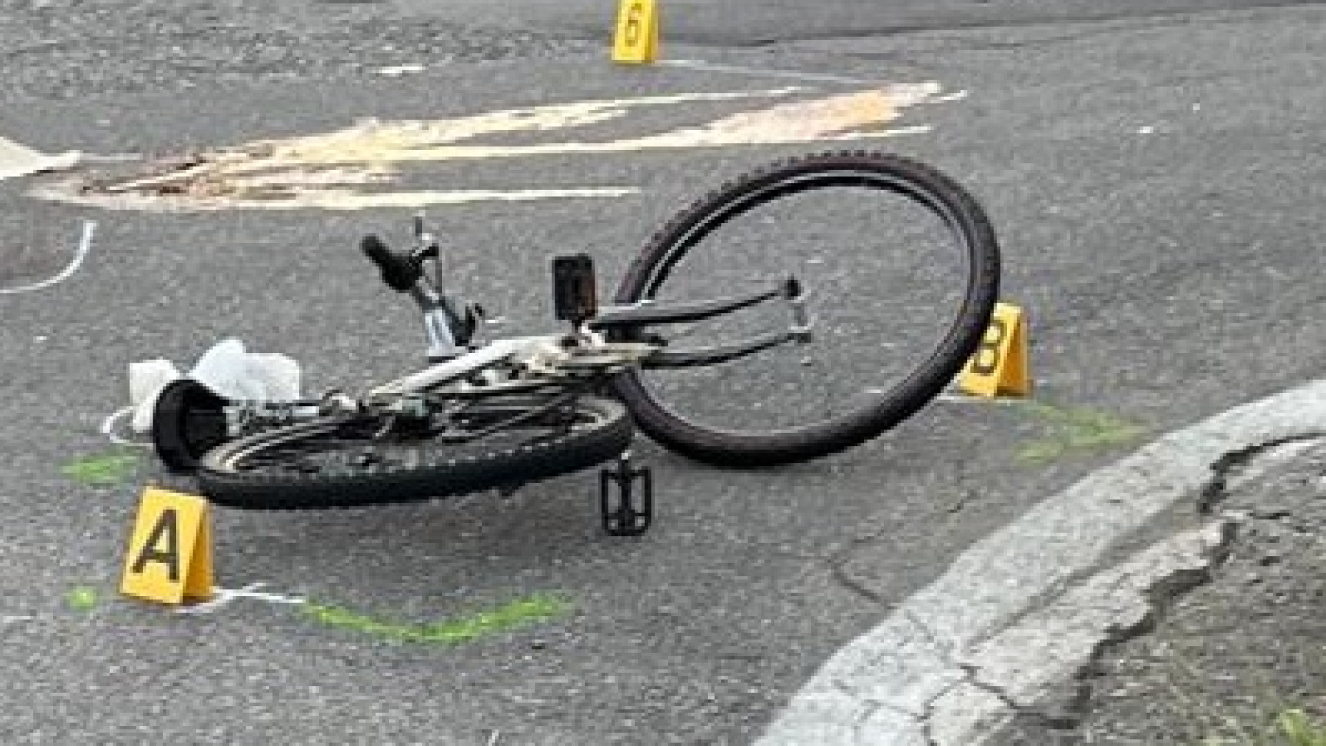 Tragedia lungo la via Emilia: ciclista perde la vita dopo impatto con un'automobile