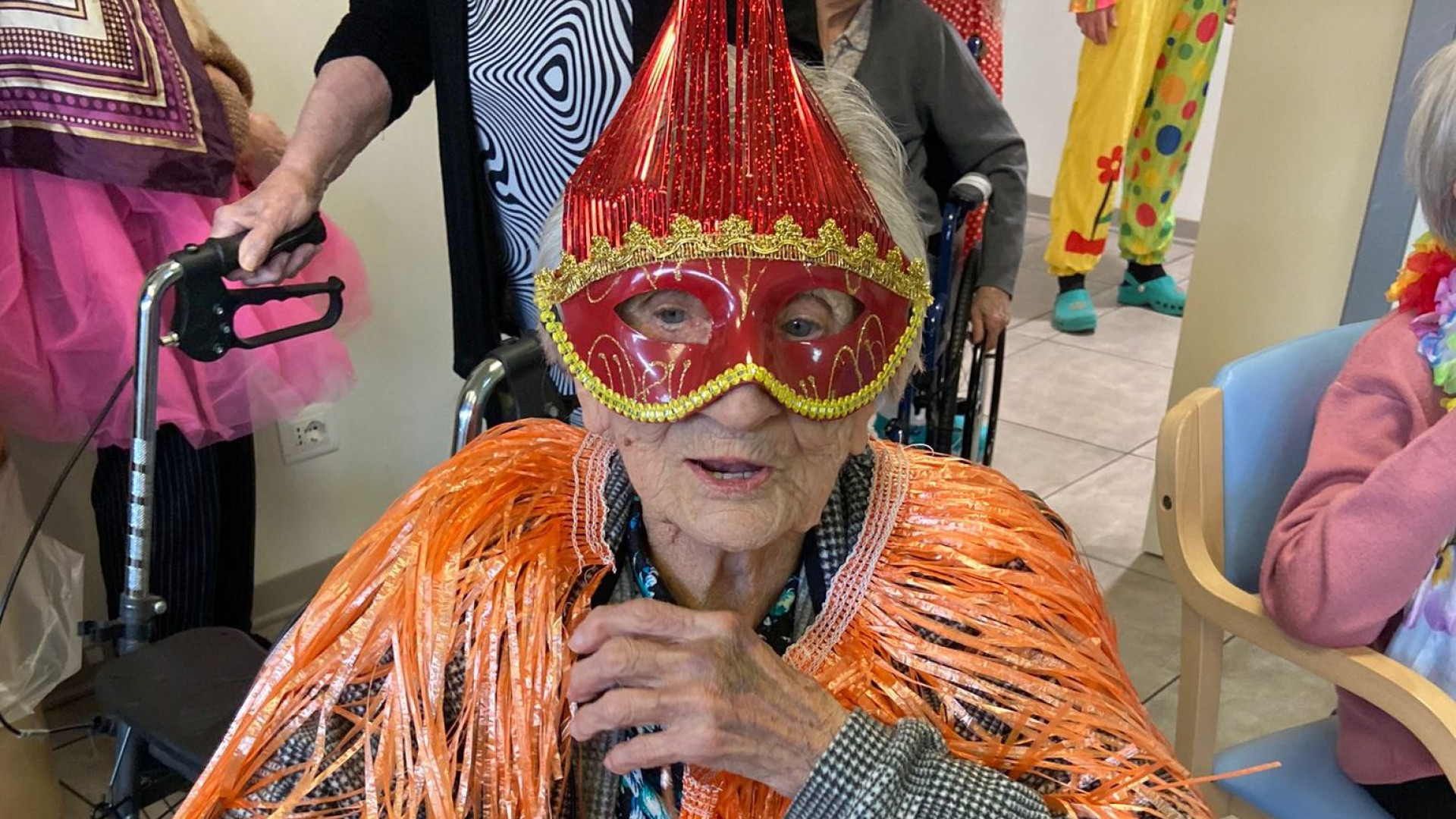 Gli ospiti della casa di riposo in maschera per festeggiare il Carnevale