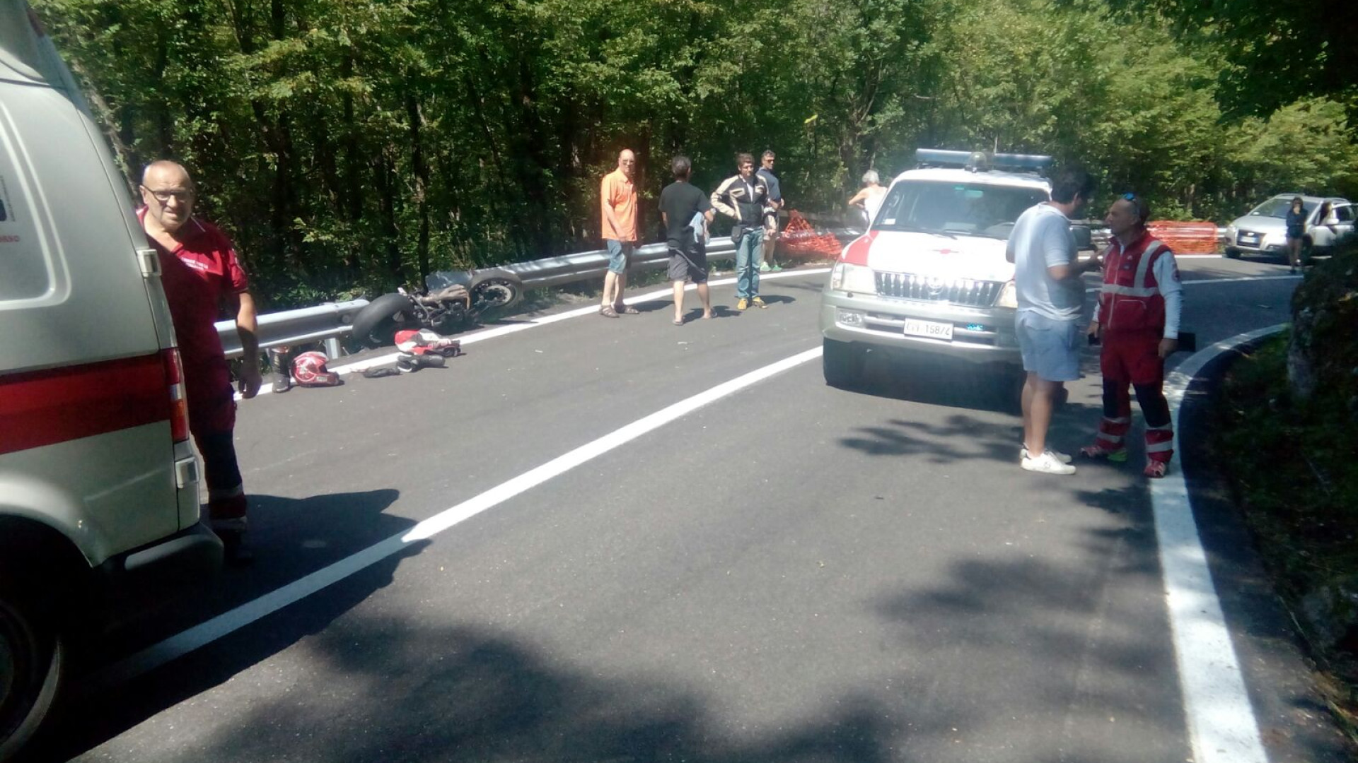 Frontale con un'auto sulla 45, moto rischia di cadere nel burrone. Grave il centauro