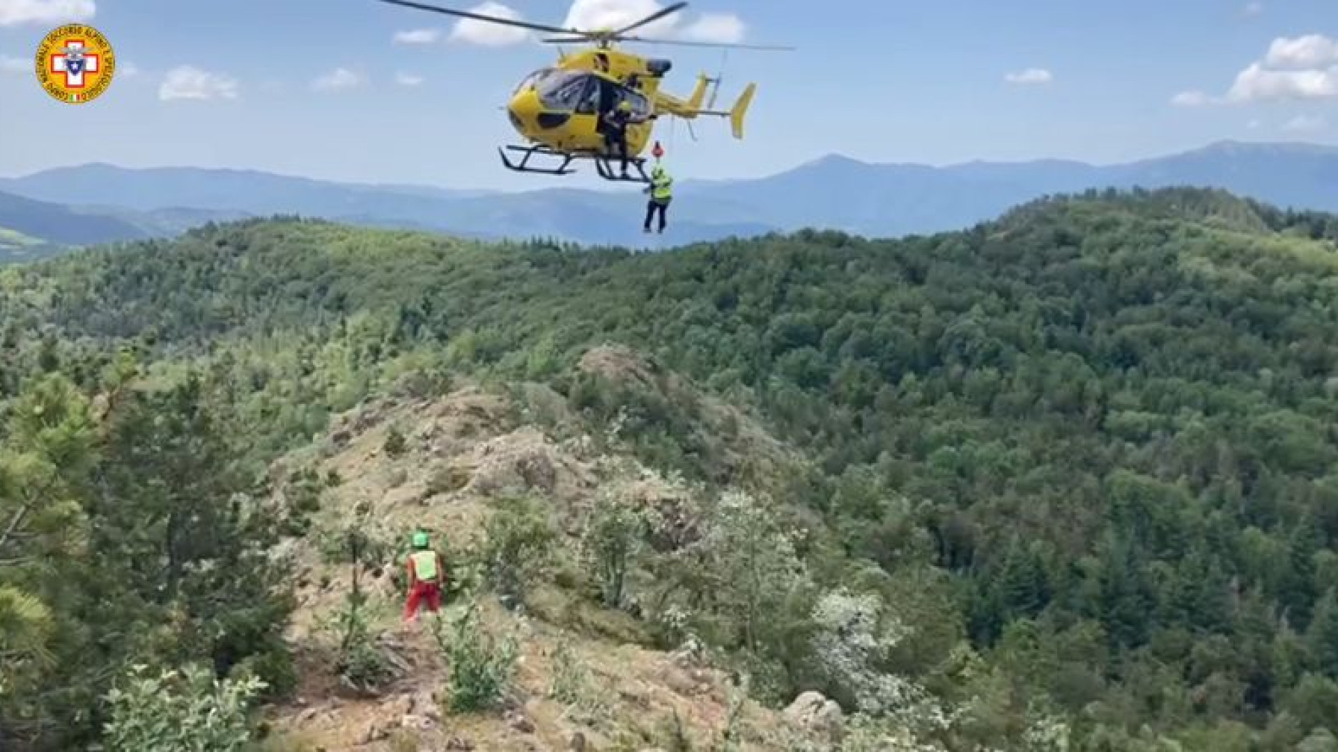 Cade sul monte Capra, donna recuperata dall'elisoccorso con verricello