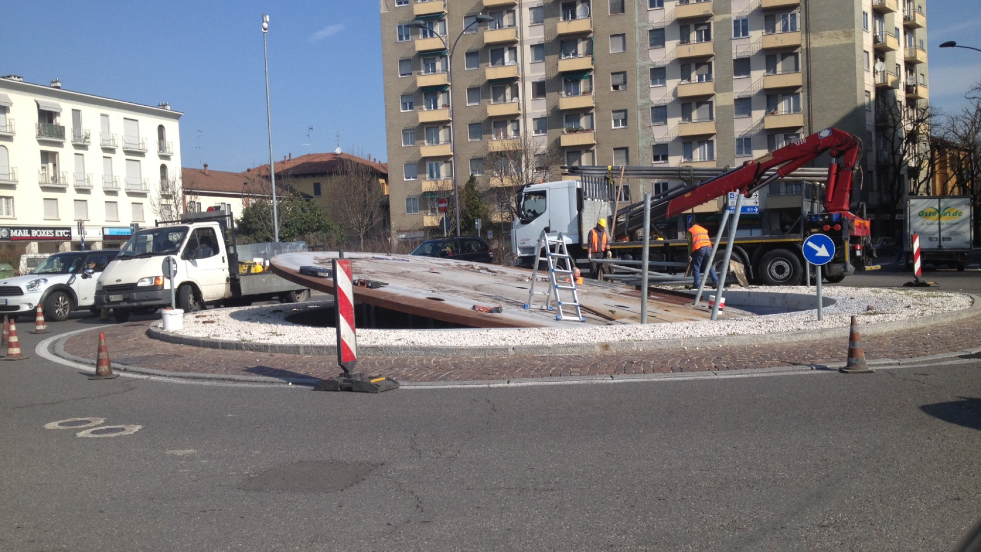 Piazzale Torino, tolti i pali d'acciaio: la rotatoria diventa "classica"