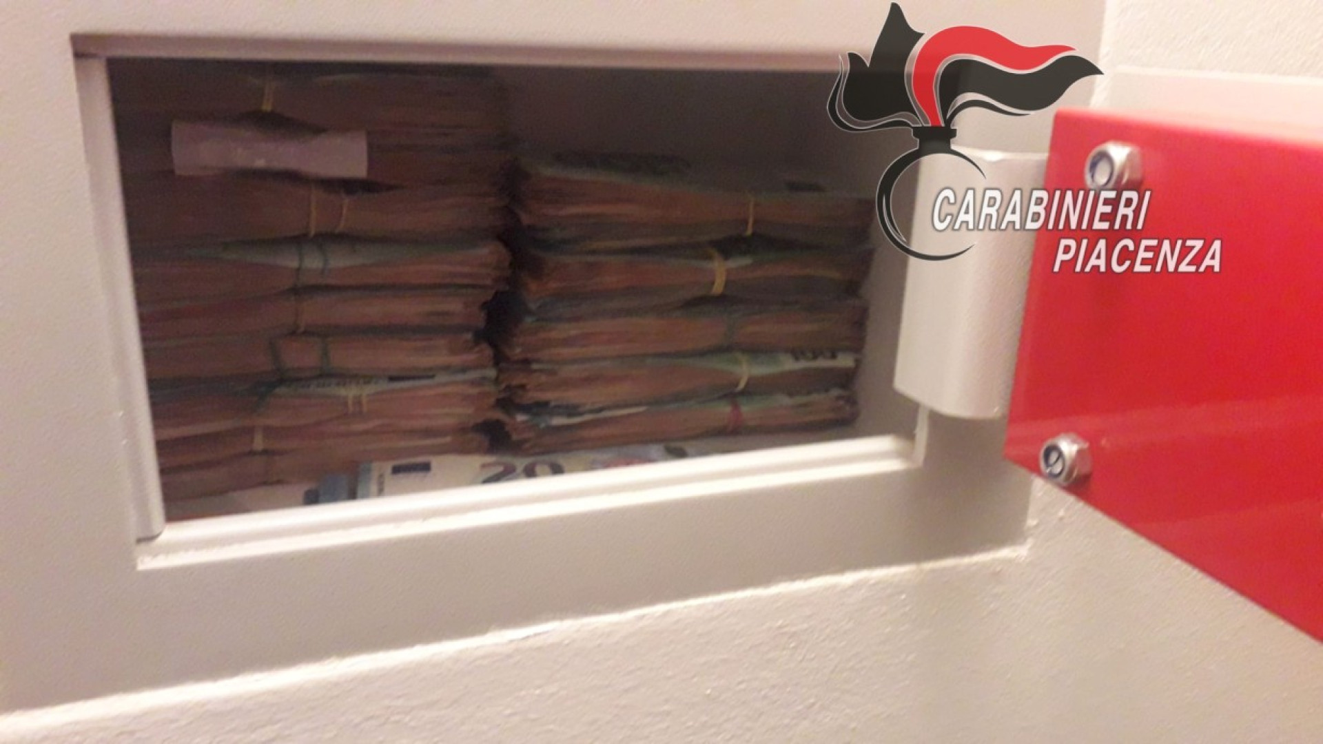 Un chilo di cocaina e 100mila euro in cassaforte: un arresto per spaccio a Fiorenzuola