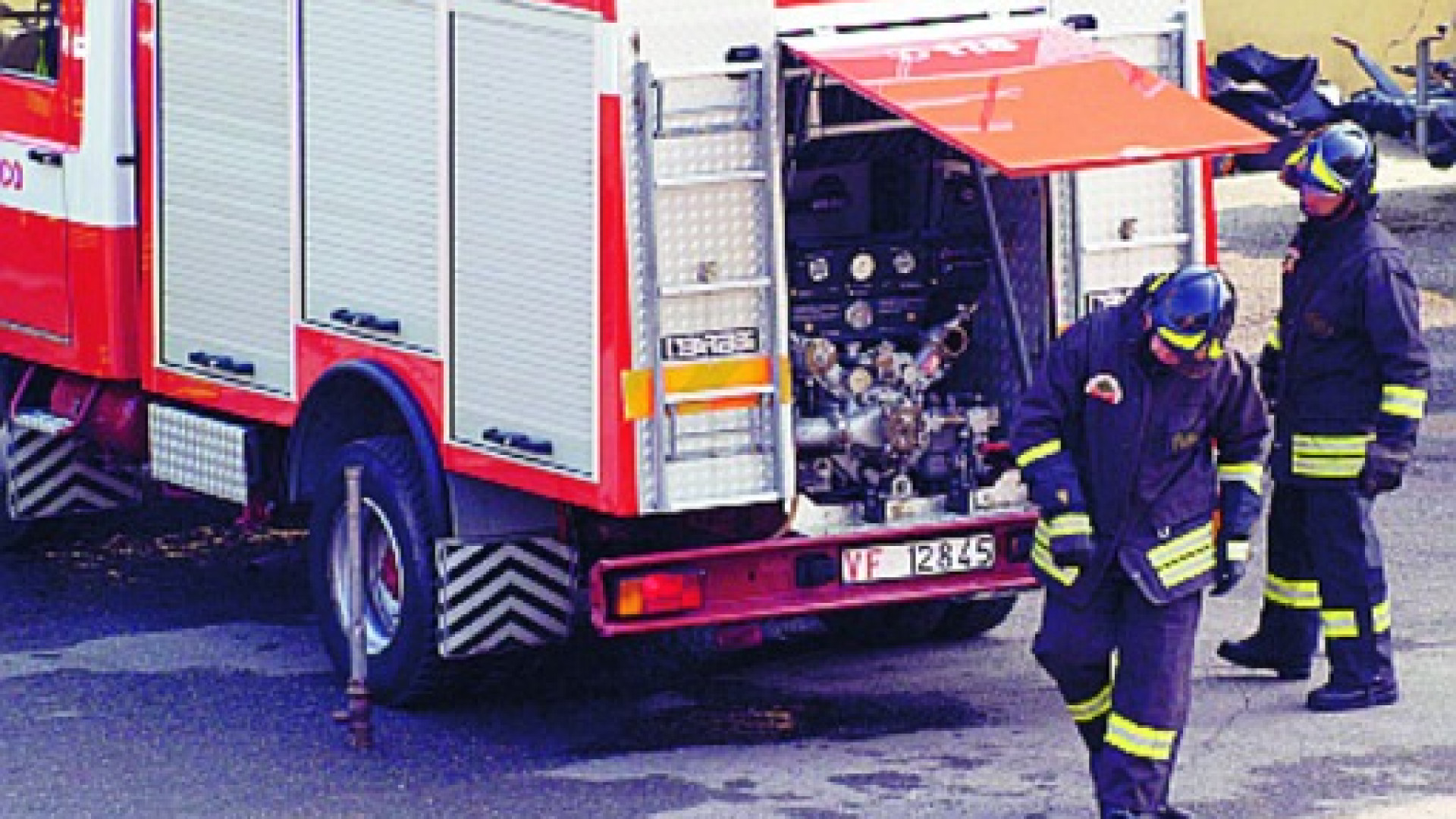 Incendio di sterpaglie in via XXI Aprile. Vigili del fuoco sul posto, traffico in tilt