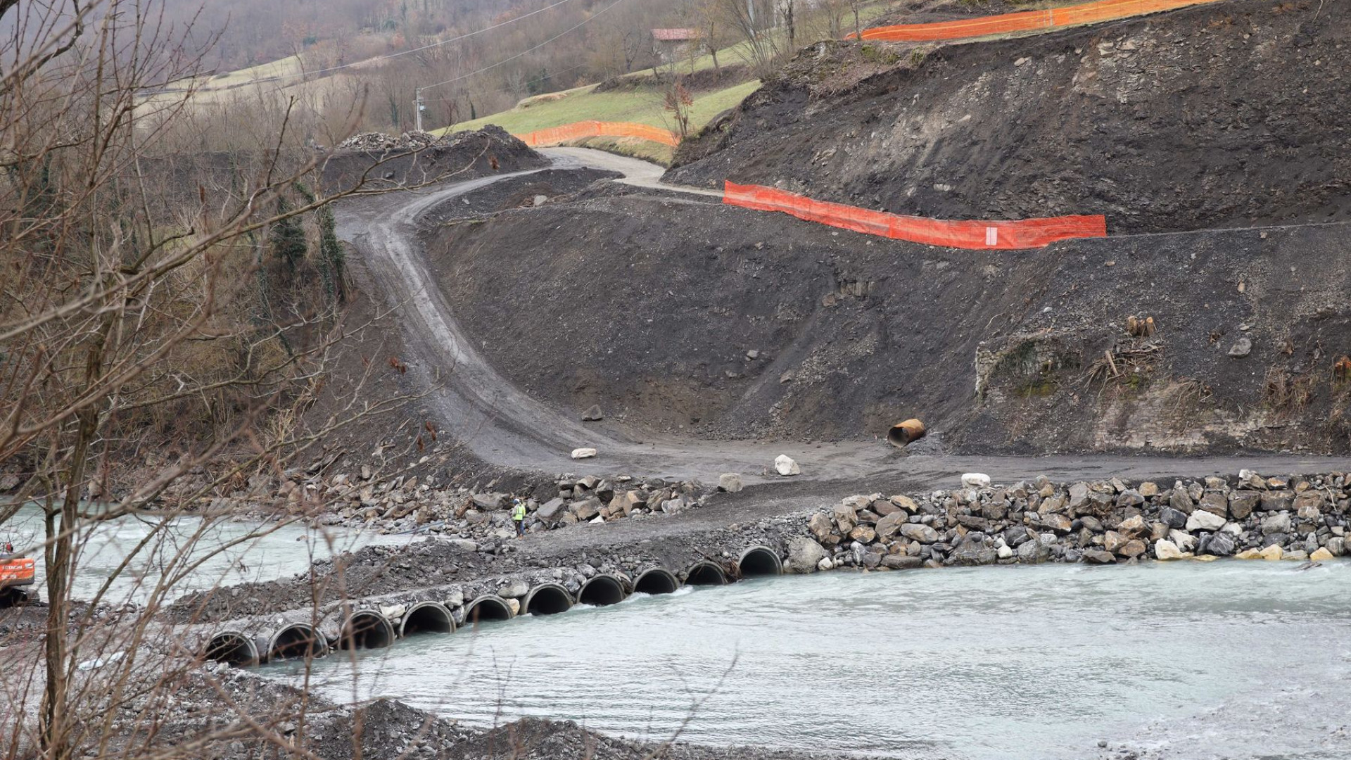 Cantiere fantasma a Ponte Lenzino, in tre mesi lavori al 7%. Protesta dei sindaci
