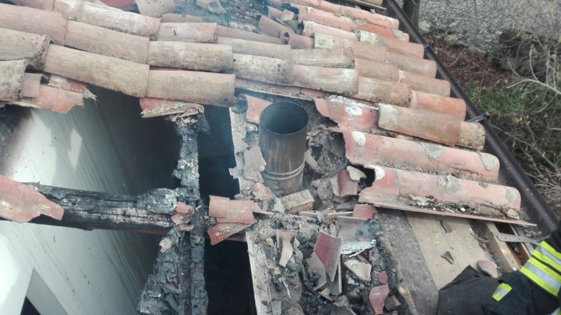 Surriscaldamento delle canna fumaria, tetto in fiamme a Momeliano. Danni ingenti