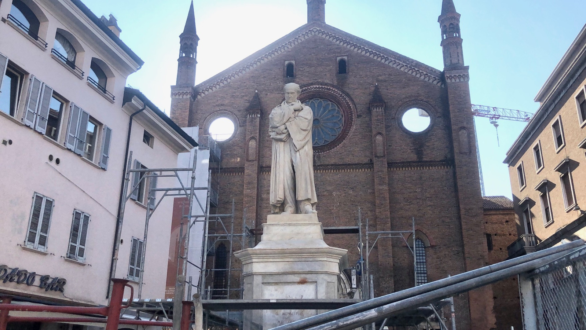Svelata la statua di Romagnosi post-restauro. Adesso lavori sul basamento