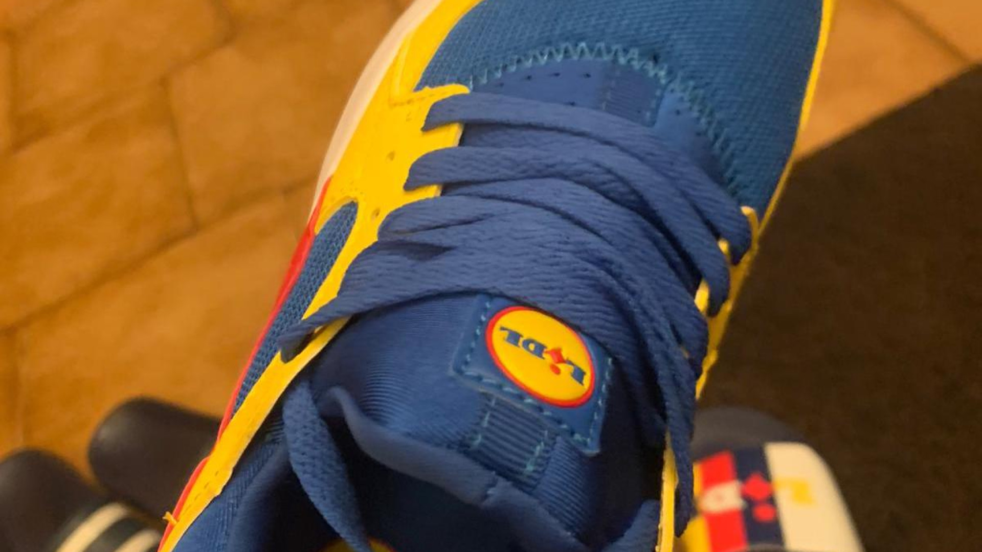 Scarpe Lidl a ruba anche a Piacenza: “Comprate a 13 euro e rivendute a 150”