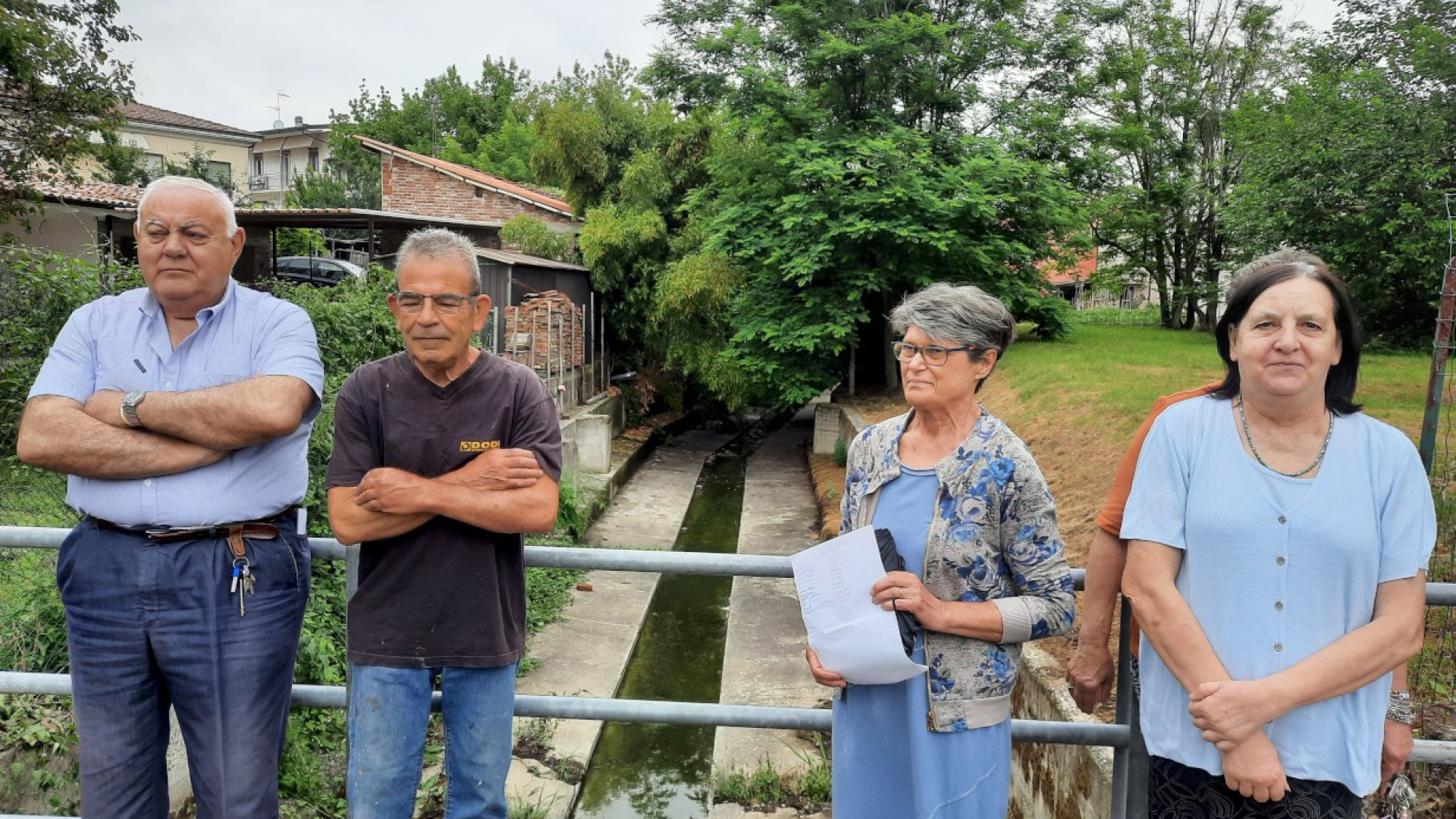"Topi, nutrie, bisce: il rio Lora va intubato". Il sindaco: "Ci sono case sotto il livello"
