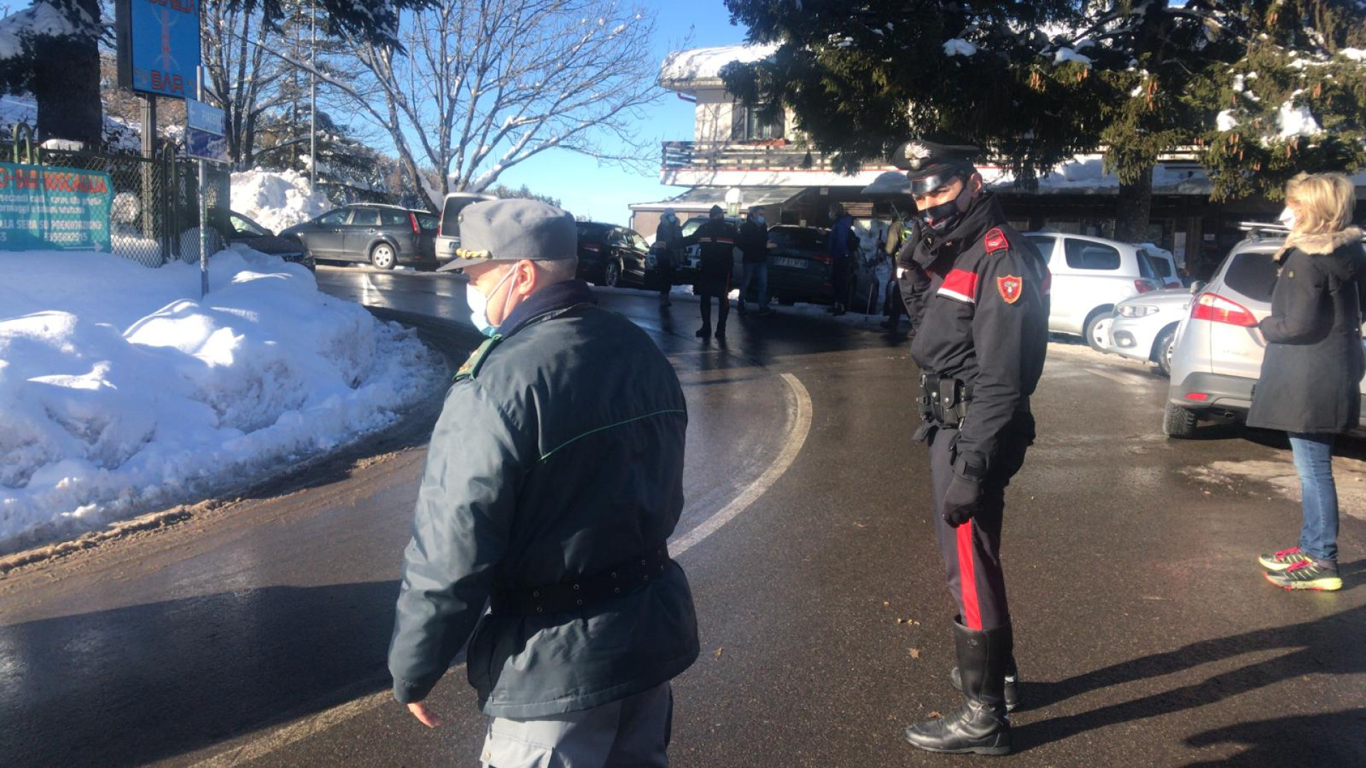 Penice preso d’assalto, strada provinciale intasata. Anche un incidente. FOTO