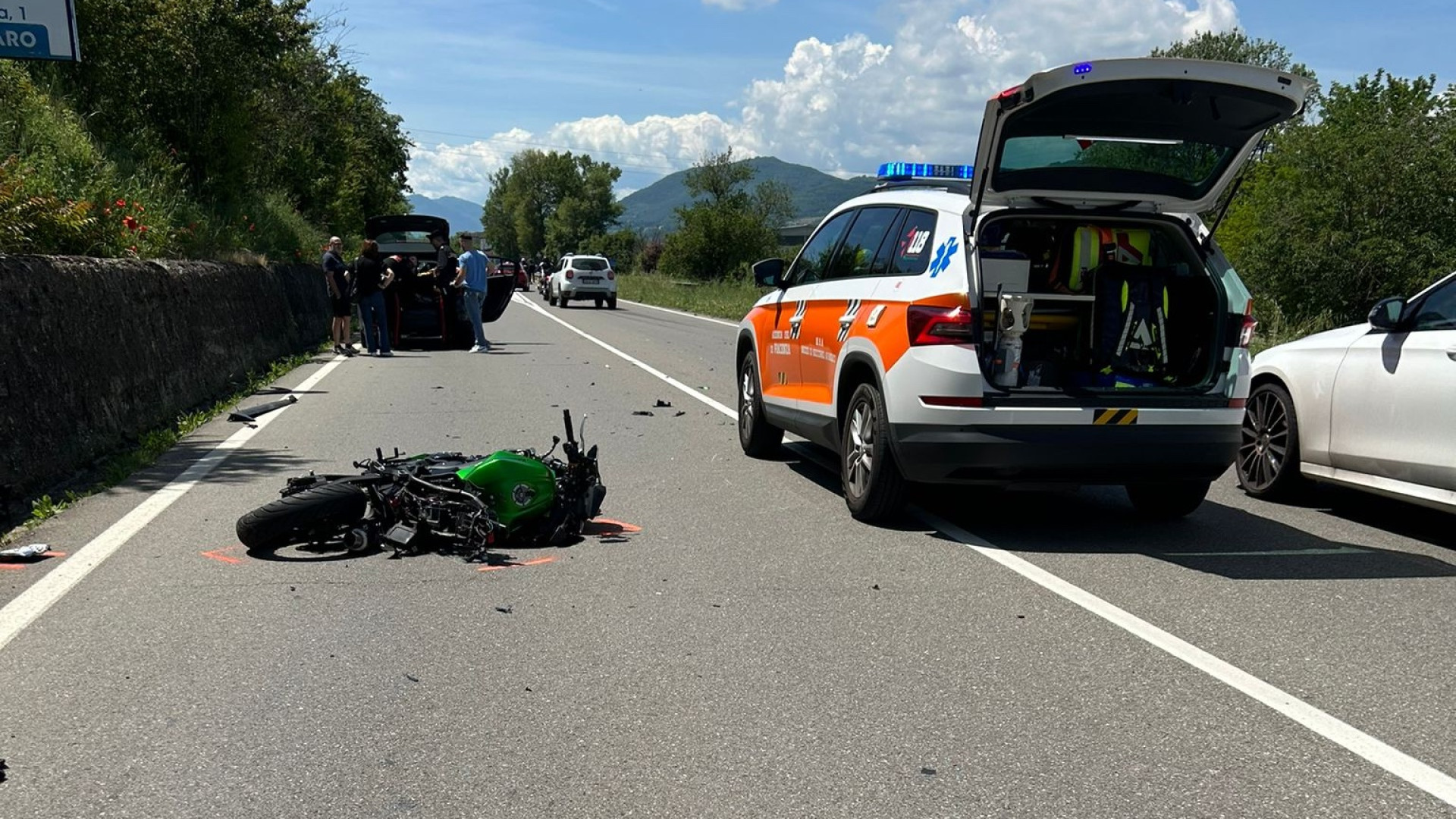 Incidente sulla Statale 45 ad Ancarano: scontro tra auto e giovane motociclista