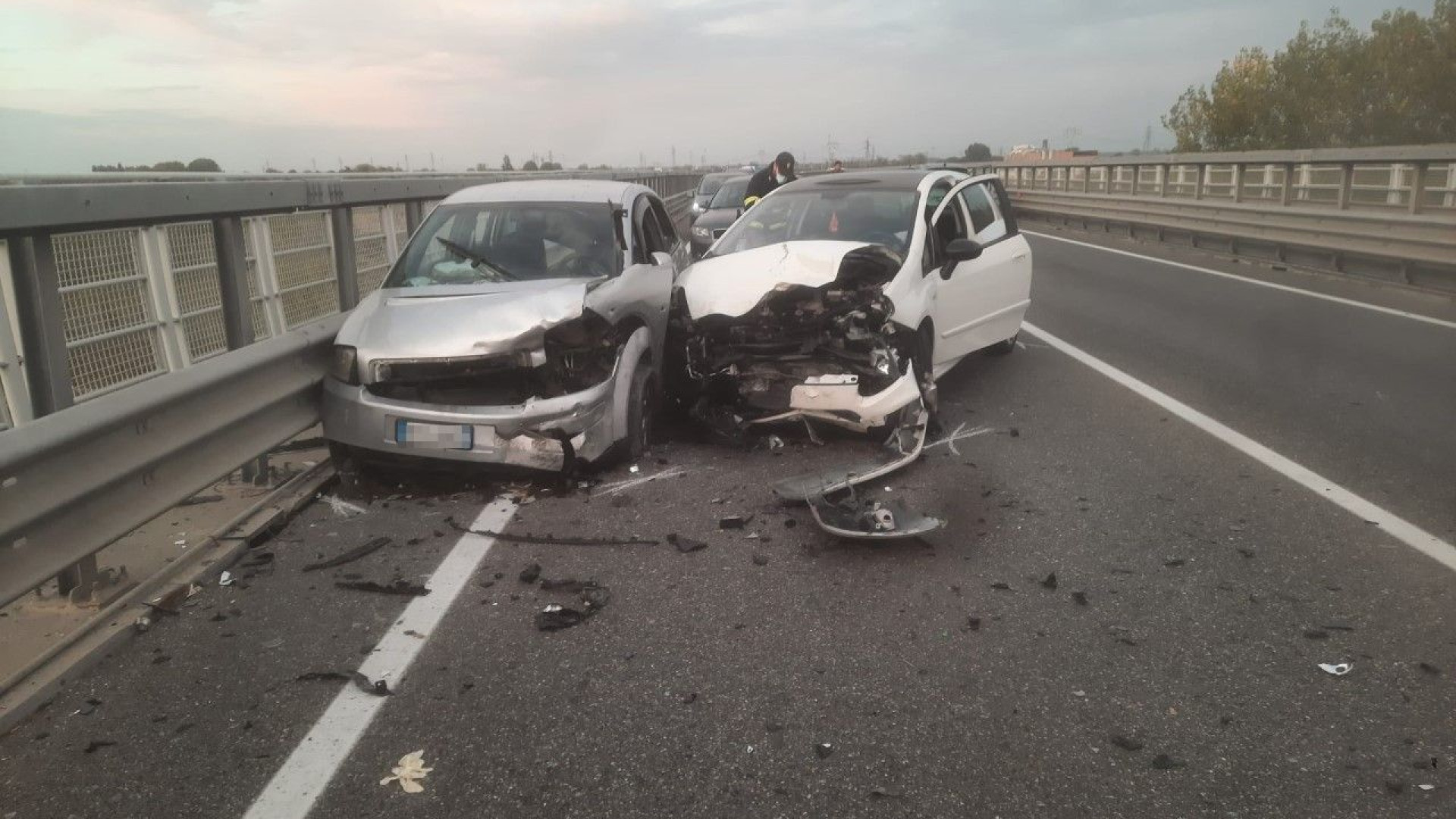 Ponte di Po: scontro fra tre auto, due i feriti. Strada chiusa e traffico in tilt