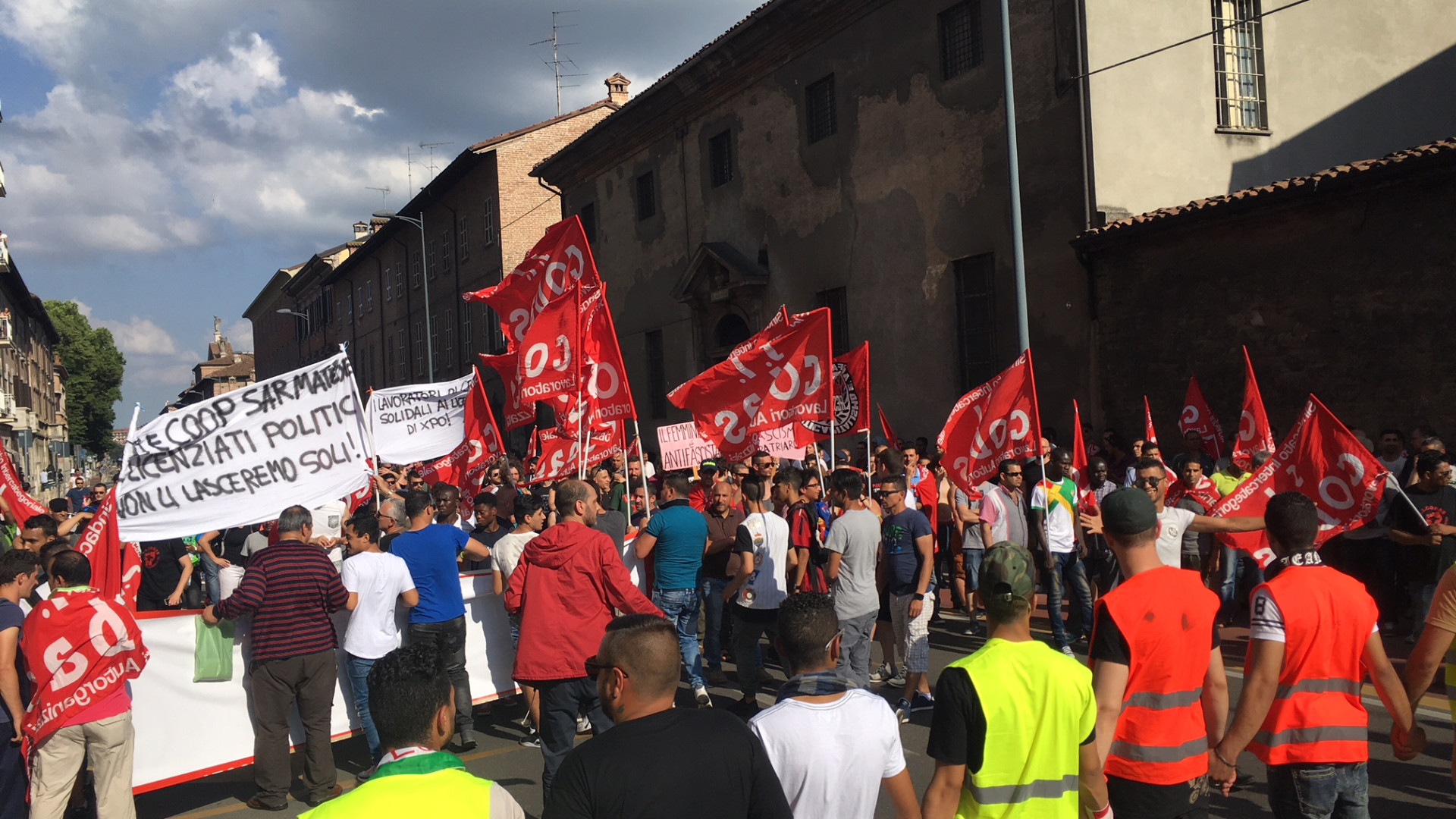 "Non siamo schiavi" e “Moustafa libero”: in 600 al corteo del sindacato Si-Cobas
