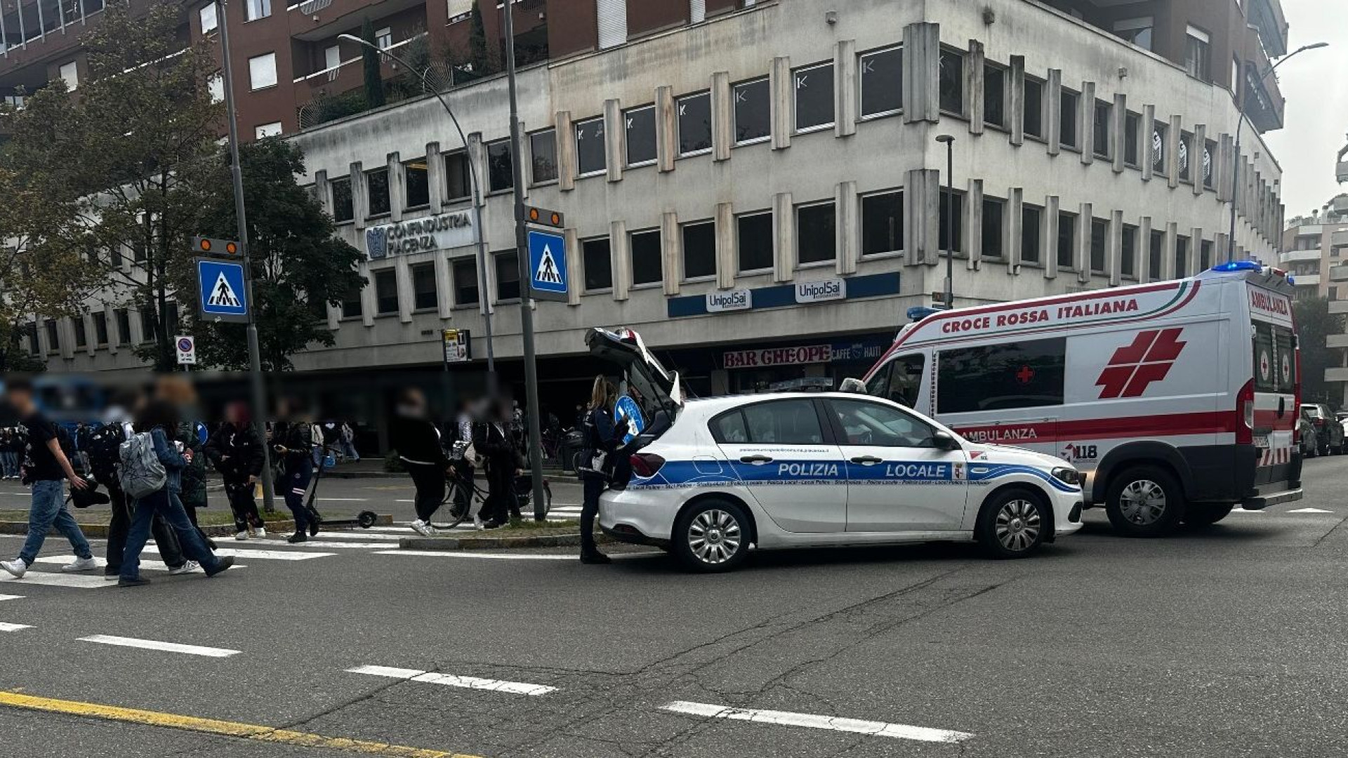 Urtata da un'auto in via IV Novembre, paura per una 17enne in monopattino