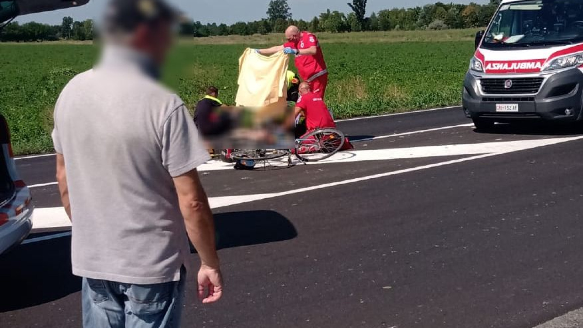 Ciclista investito a San Nicolò da un'auto pirata: versa in gravi condizioni