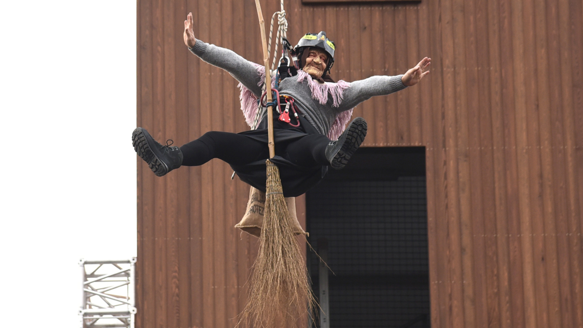 La Befana arriva alla caserma dei vigili del fuoco di Piacenza - FOTOGALLERY