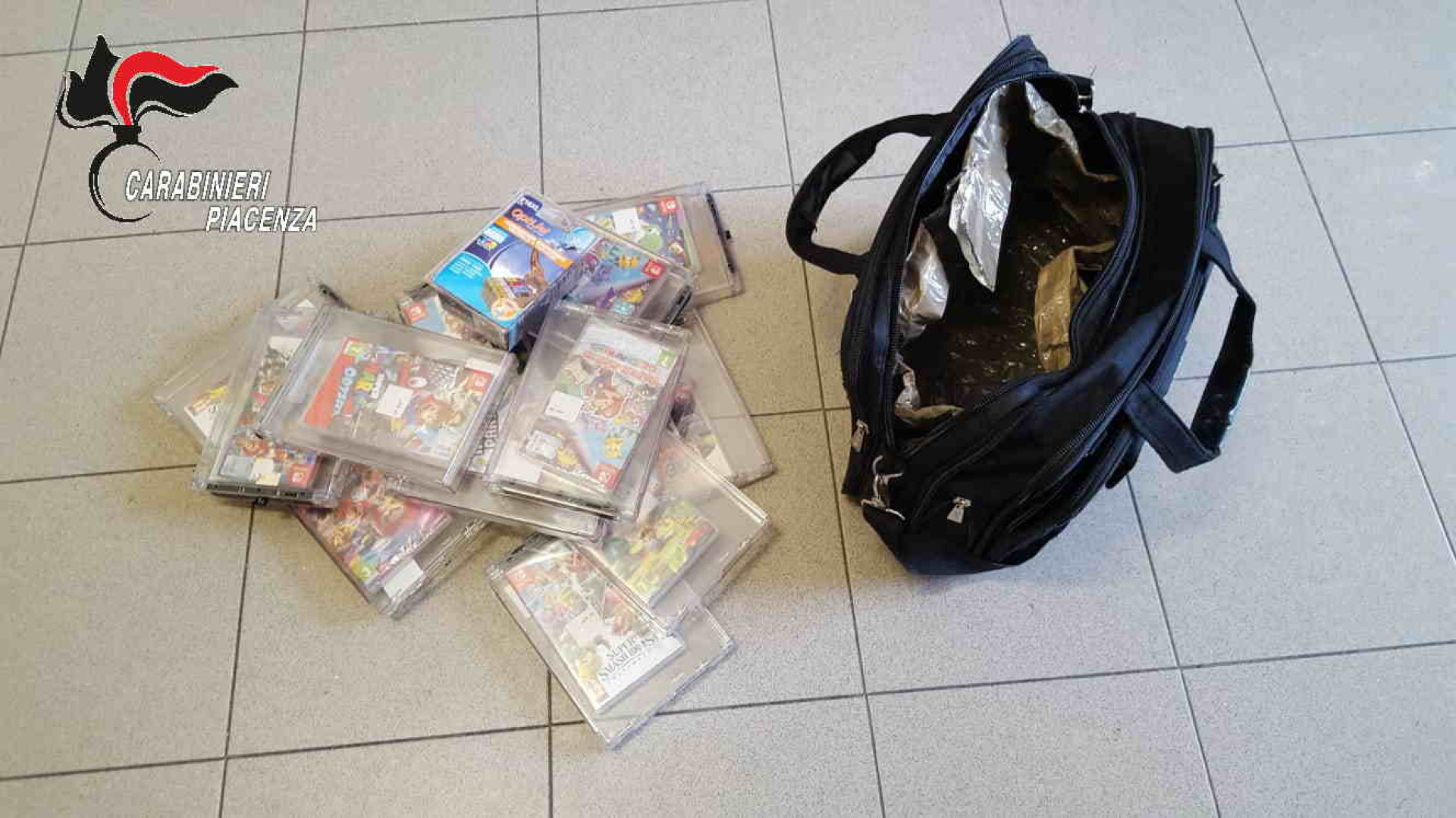 Ruba 13 videogiochi con una borsa “truccata”: arrestato