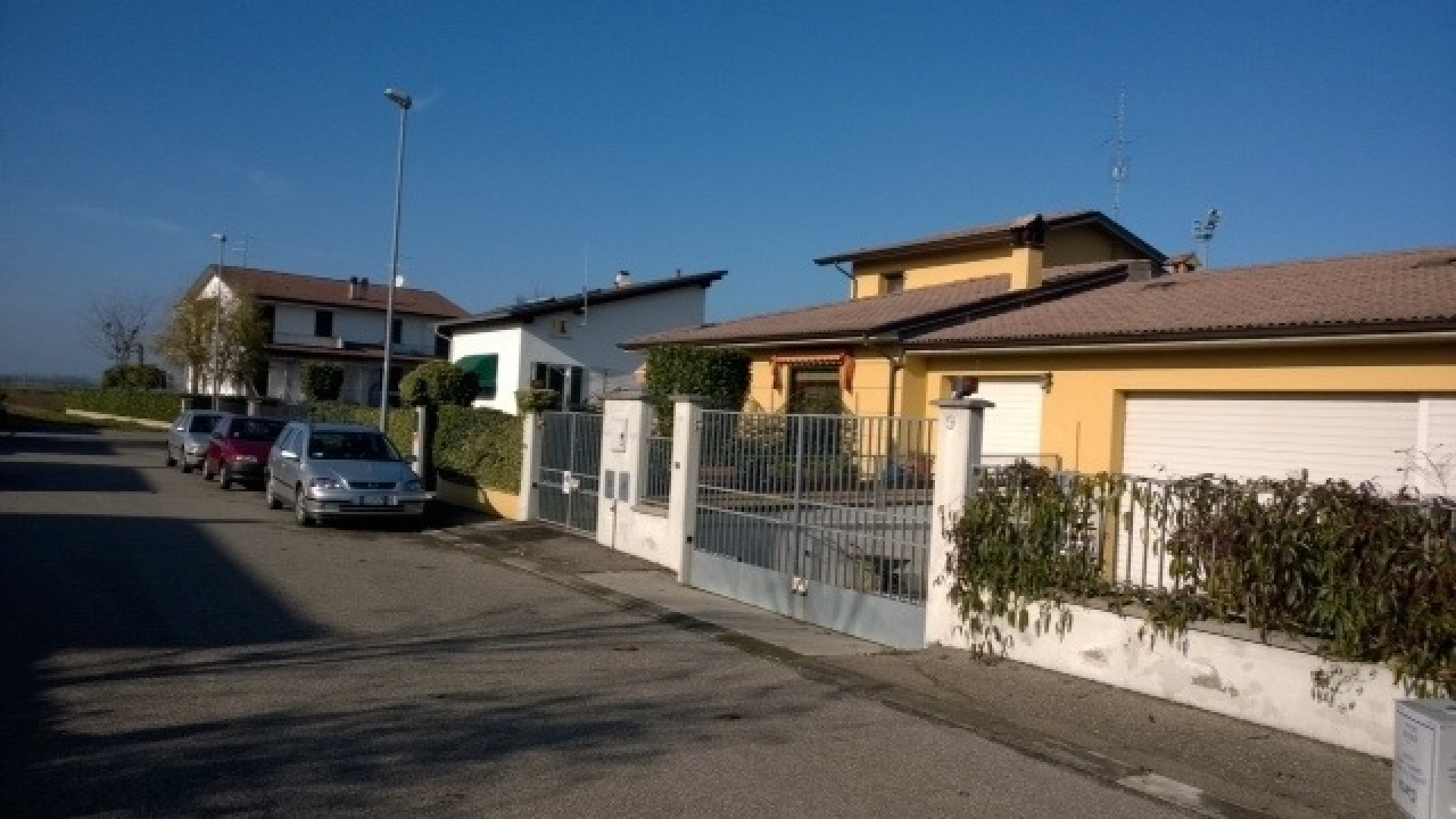 Intero quartiere si arma di mazze e dà la caccia ai ladri