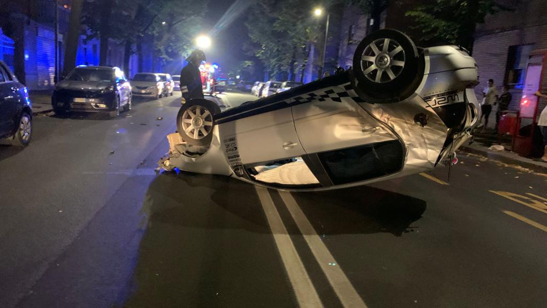 Auto si ribalta in viale Patrioti e colpisce un’altra vettura: due feriti