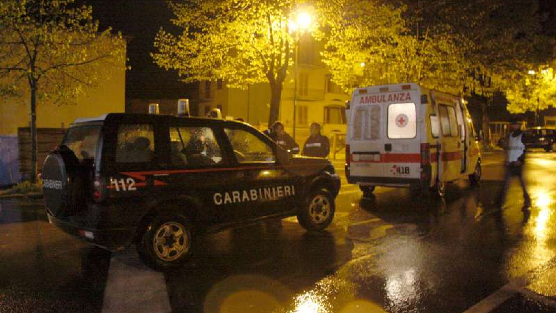 Aggredisce 118 e carabinieri, poi tenta la fuga dall'ospedale: denunciato