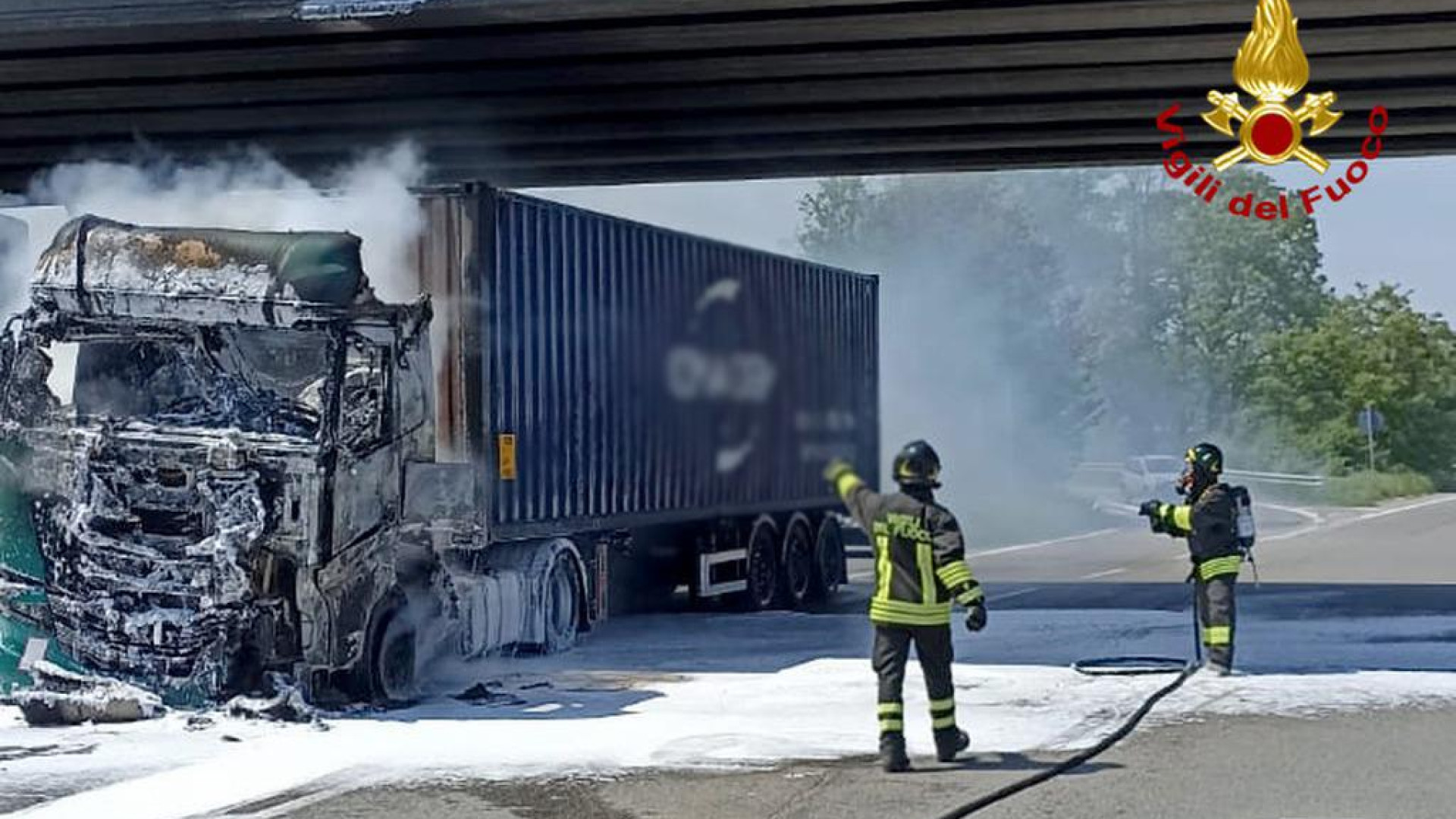 Le Mose: tir prende fuoco, il conducente riesce ad accostare e a mettersi in salvo