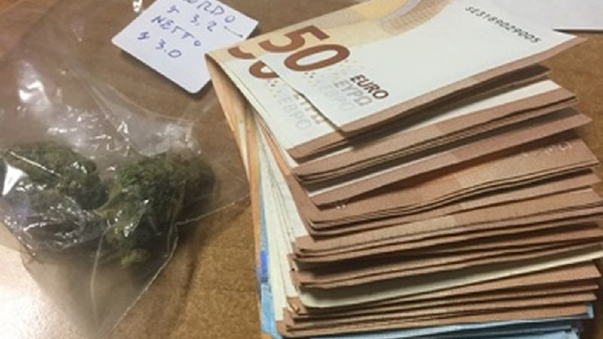 Fermato con 3 grammi di marijuana e più di 2mila euro: albanese arrestato