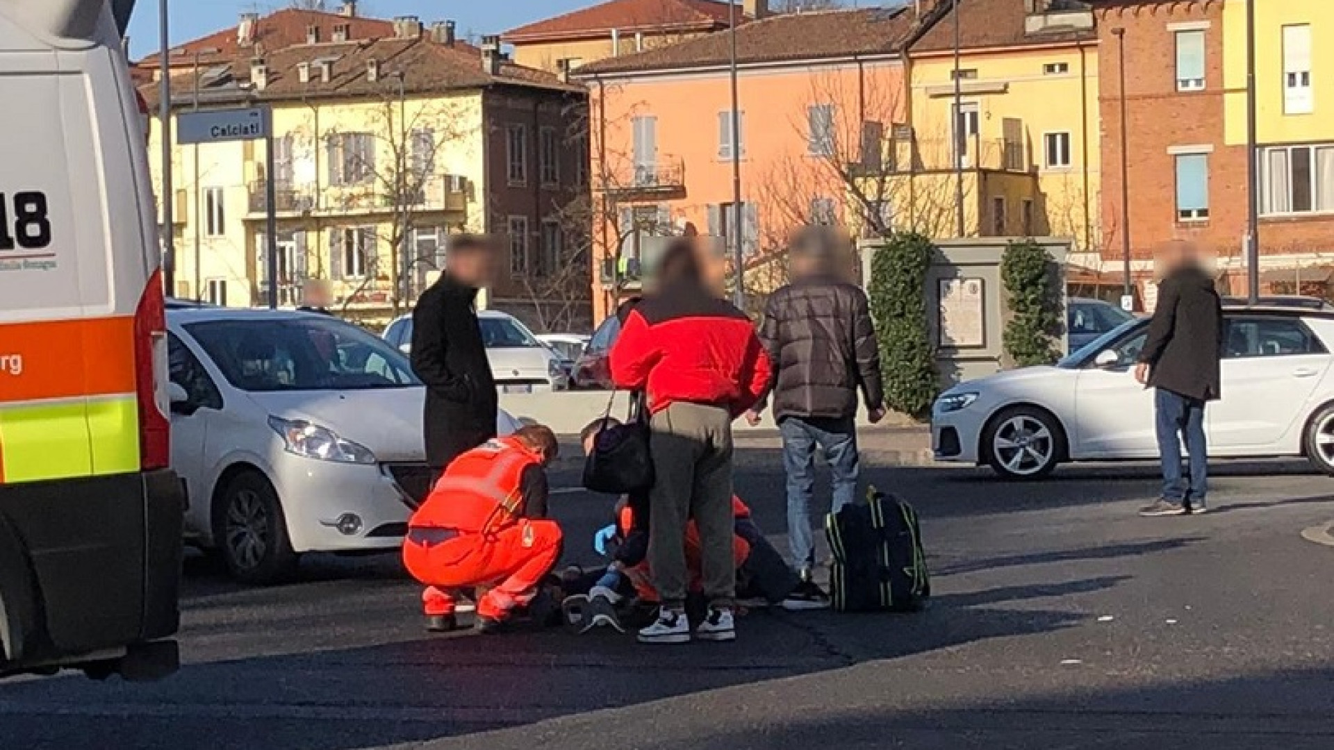 Ciclista investito da un'auto alla rotonda di piazzale Velleia: portato all’ospedale