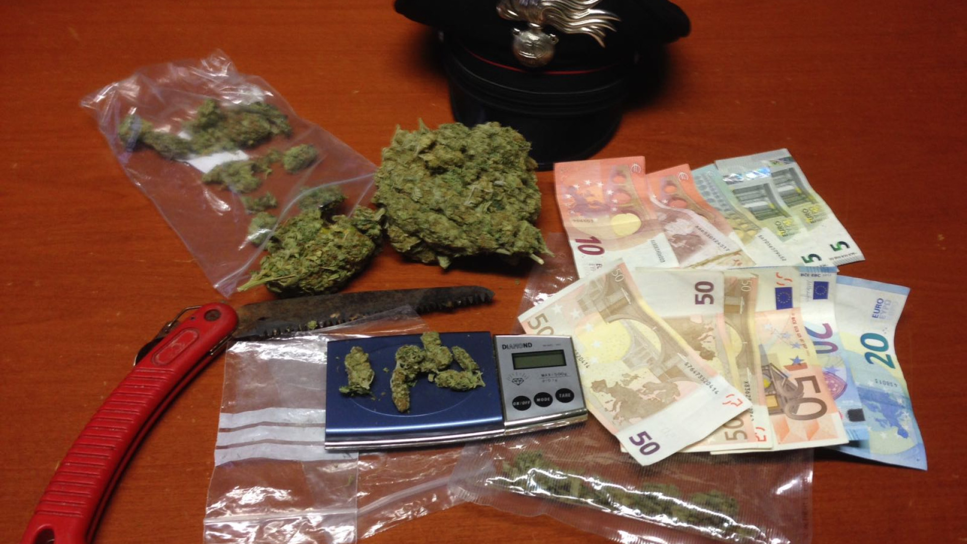 Vende marijuana nel garage di casa: 21enne denunciato