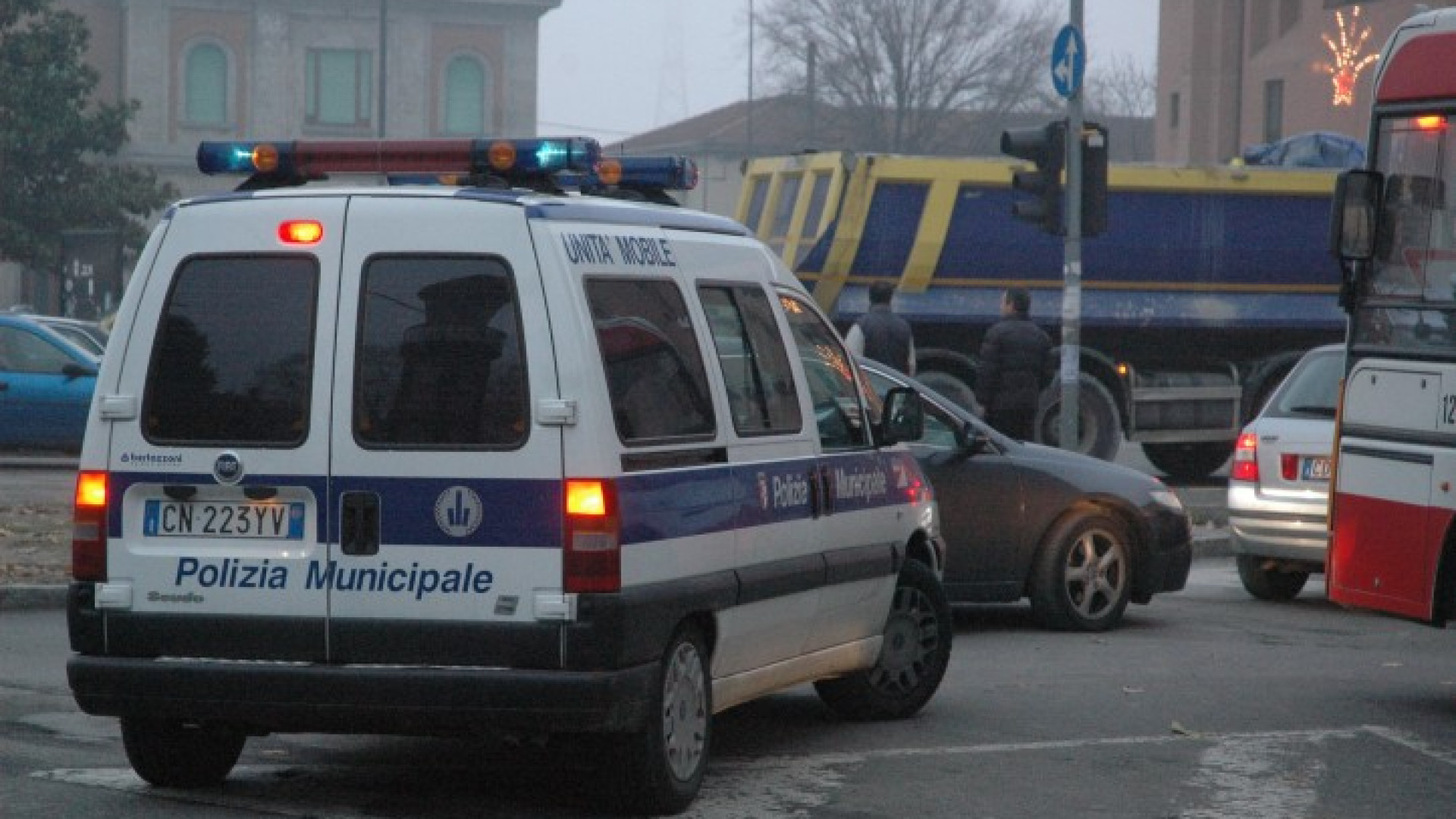 Via Boselli, danneggiate 2 auto in sosta. Caccia al vandalo