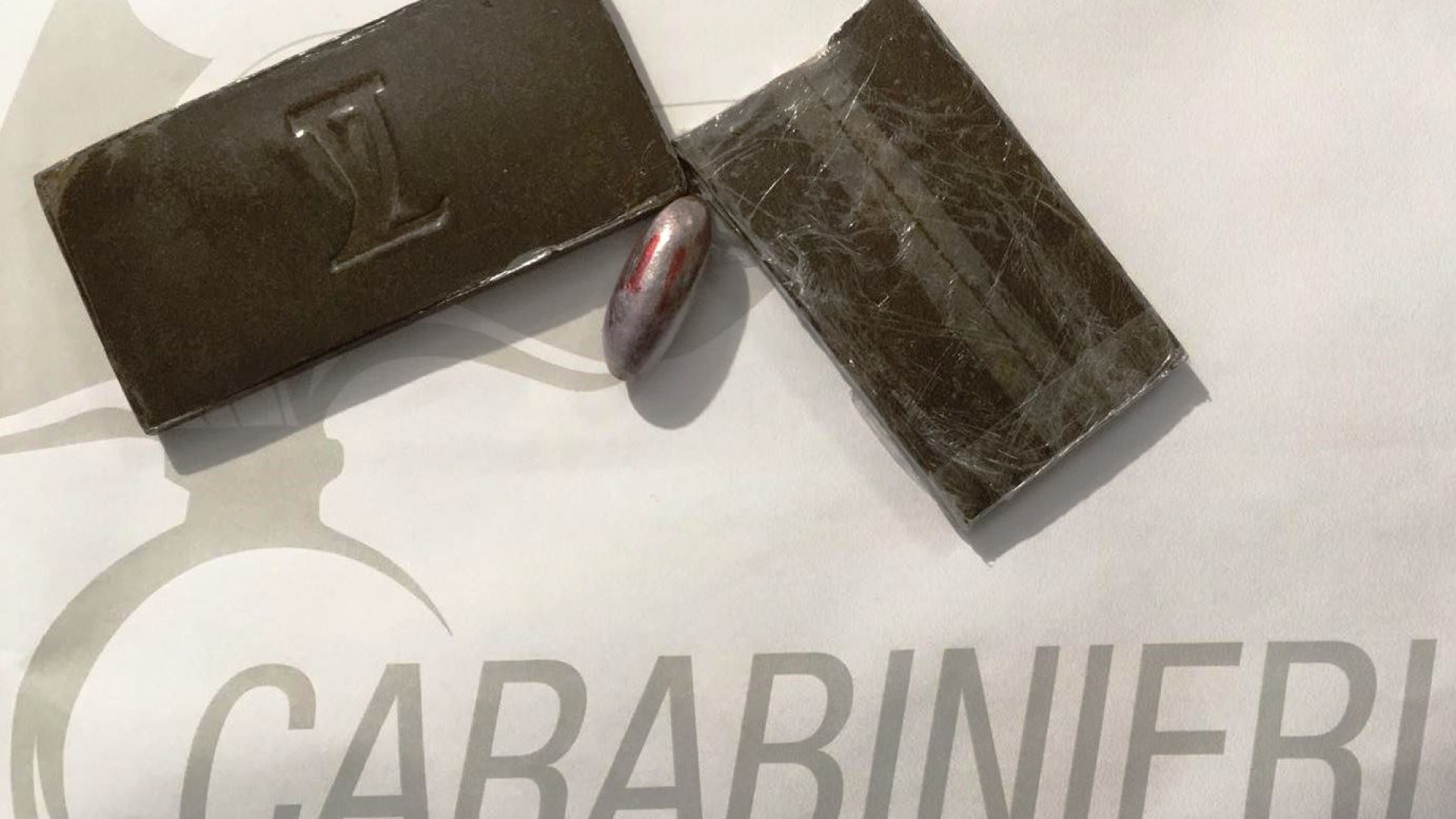 Due etti di hashish in camera da letto. Denunciato 30enne