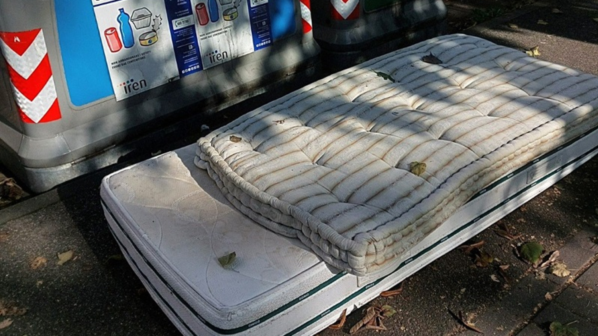 Viale Dante, sulla ciclabile spuntano due materassi. "Mancanza di rispetto"