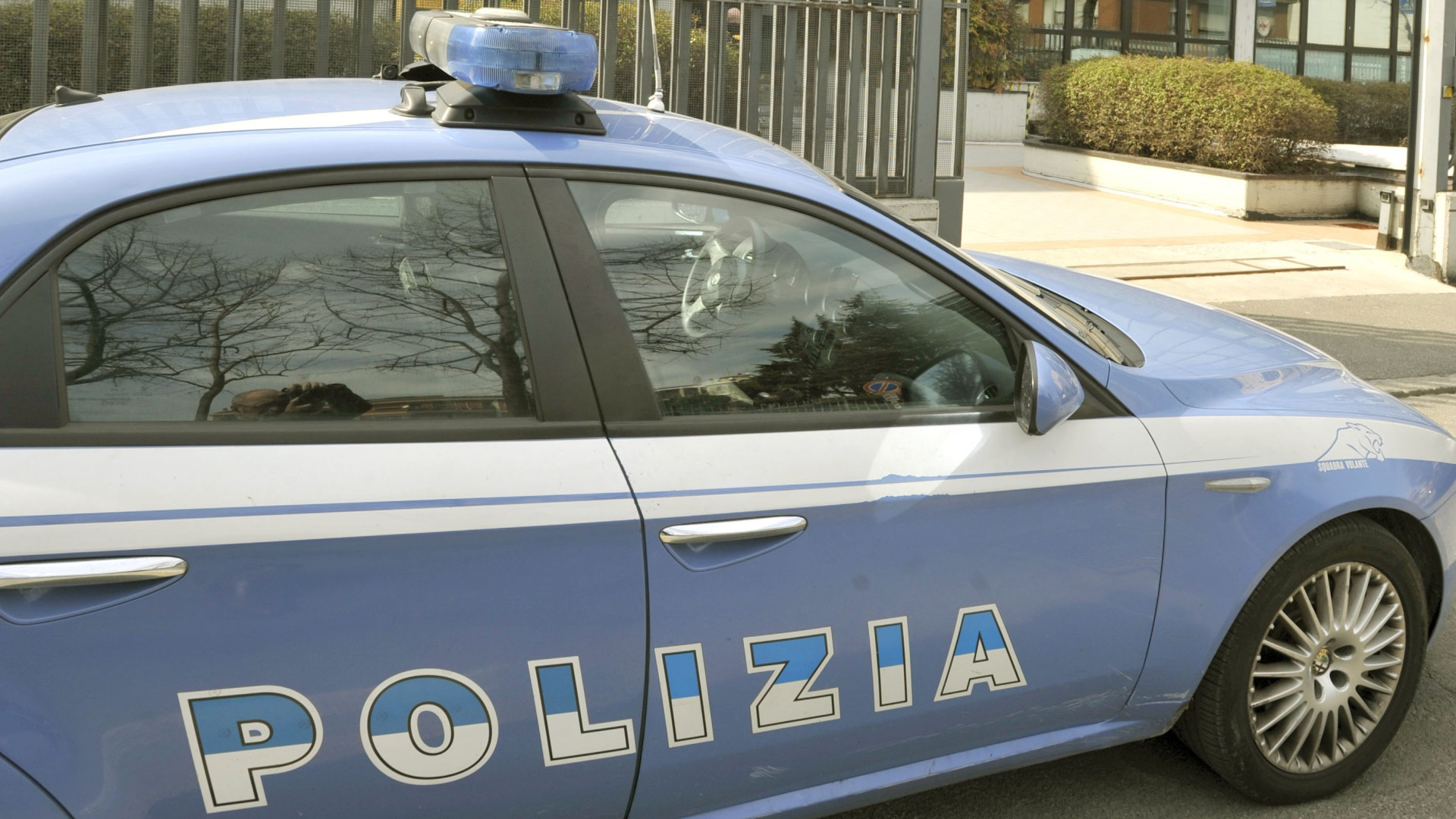 Furto e rapina alla scuola media: 15enne nei guai