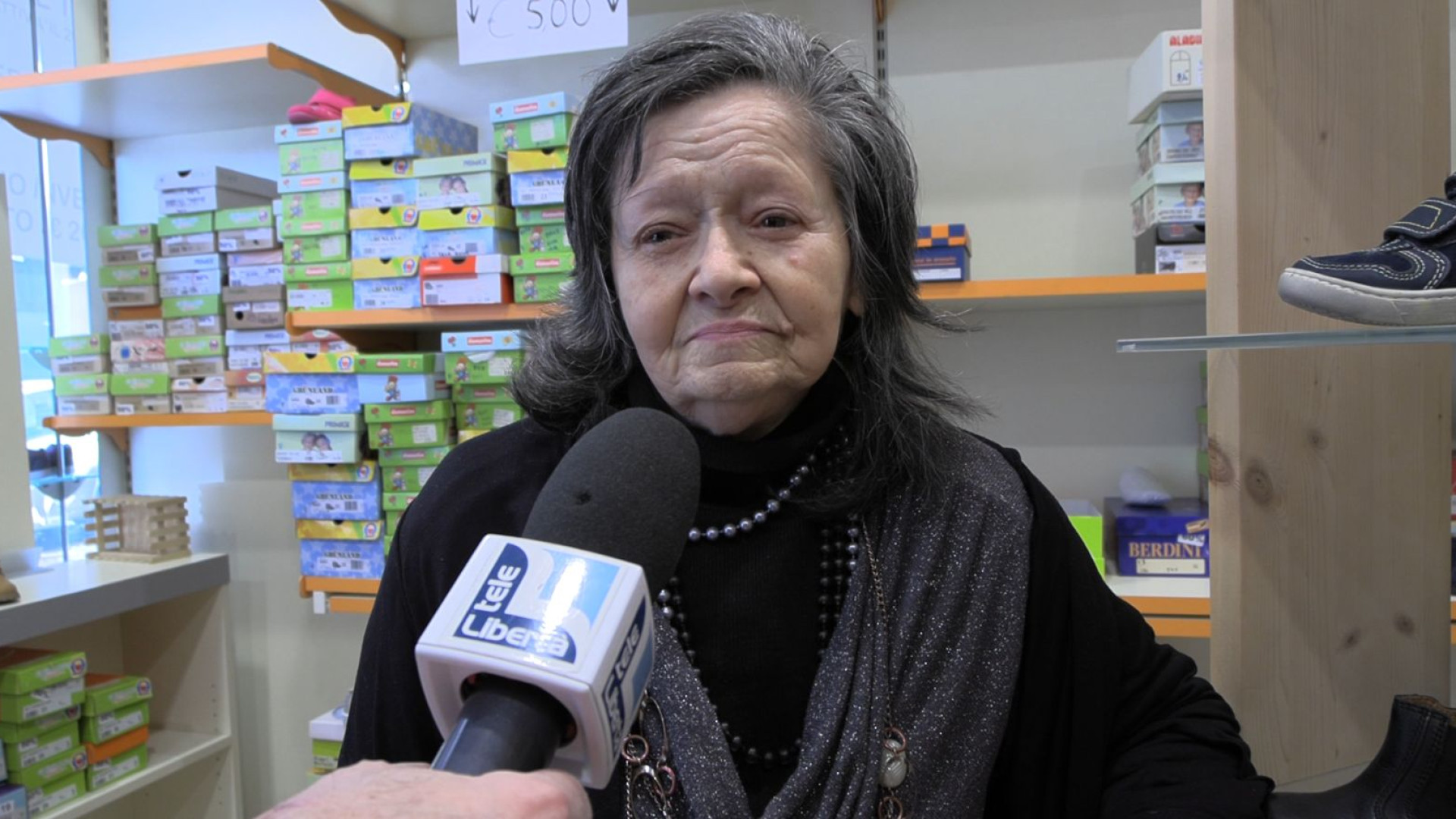 "In 50 anni ho messo scarpe ai bambini di tutta Piacenza". Chiude la "Babbuccia"