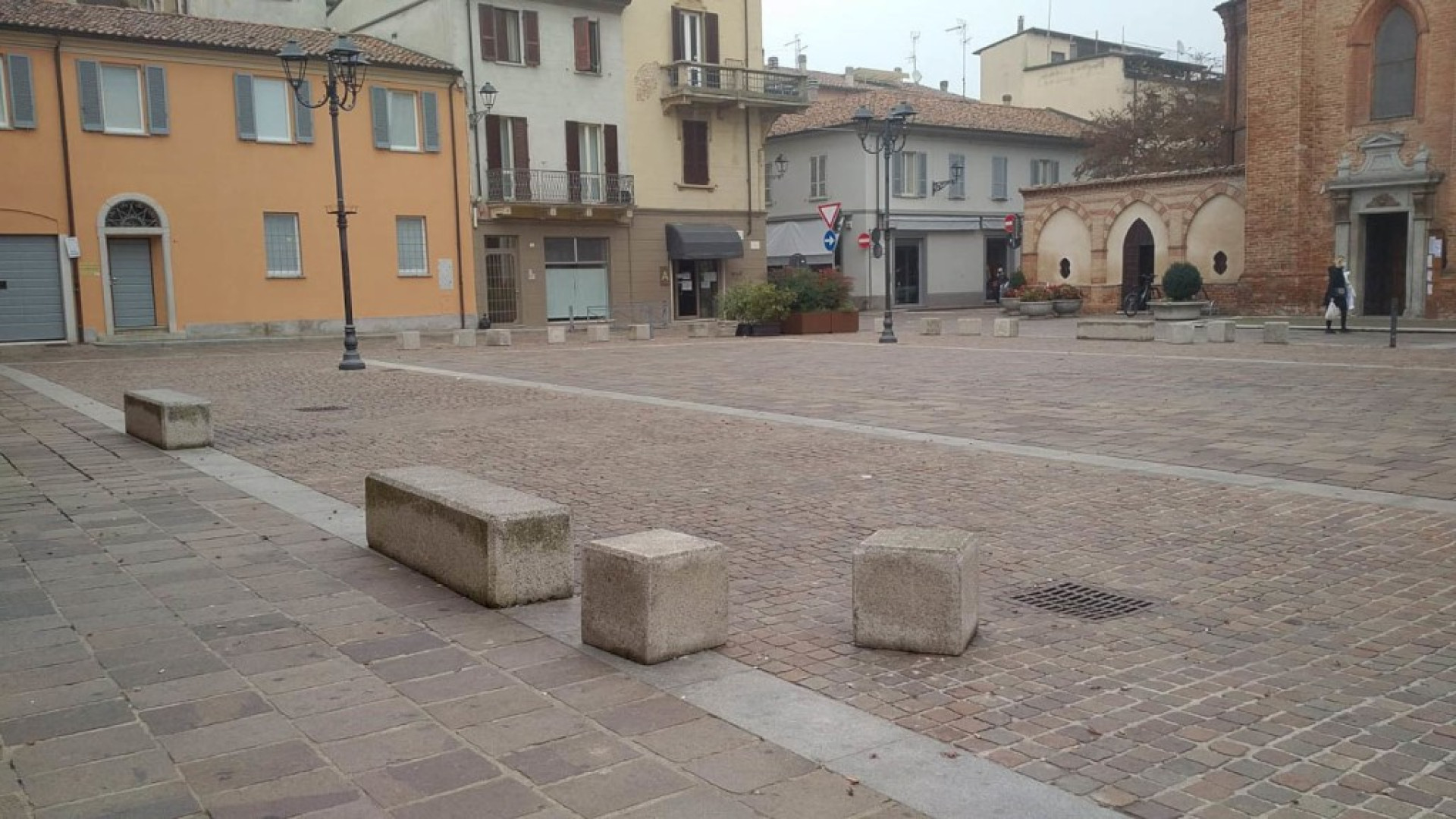 Vandalismi in piazza Casaroli, il comune: “Toglieremo le panchine”