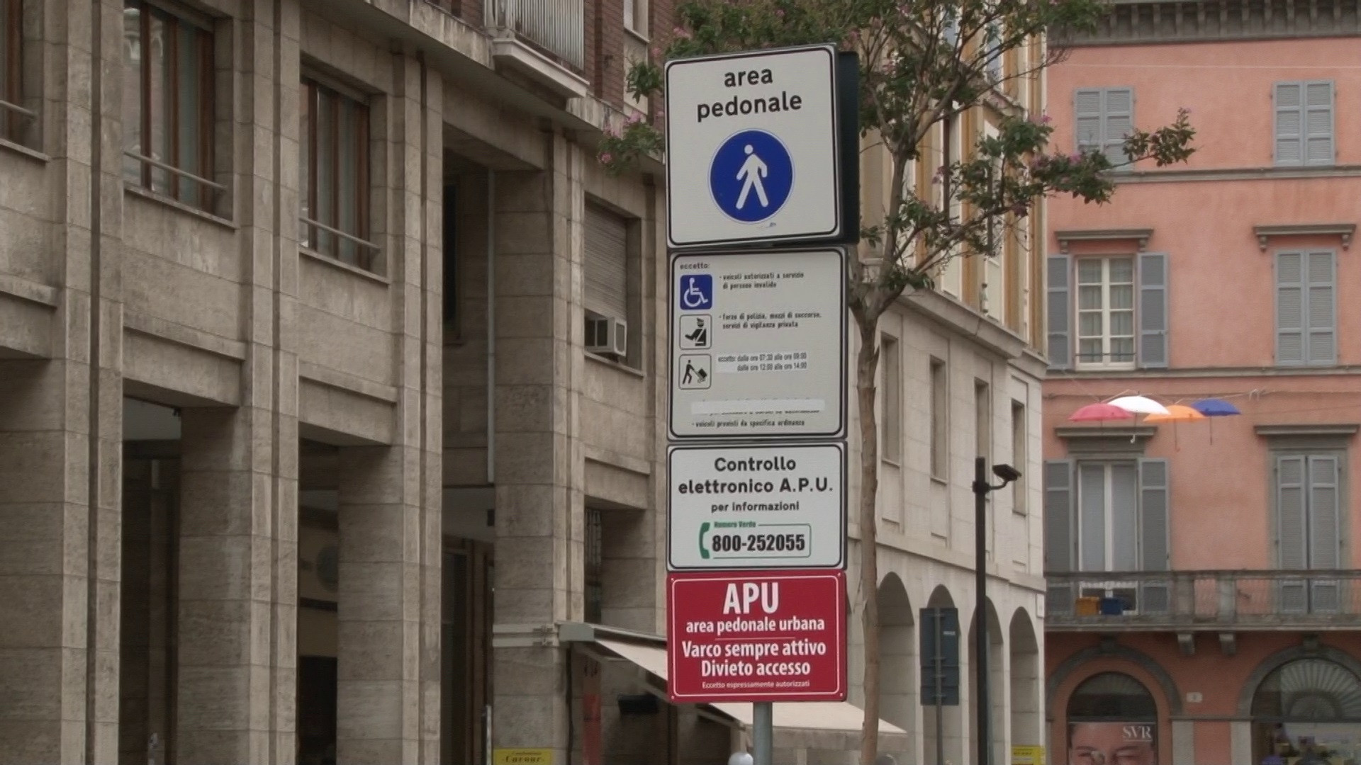 C'è il numero verde per l’area pedonale, ma zero risposte al telefono: "Consultare il sito"