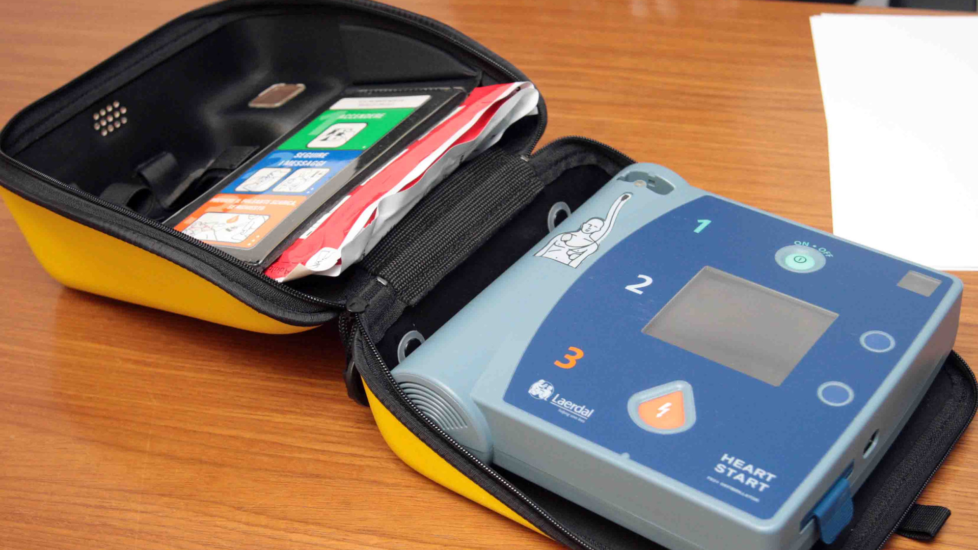 Fa il corso per usare il defibrillatore e dopo due giorni rianima il marito