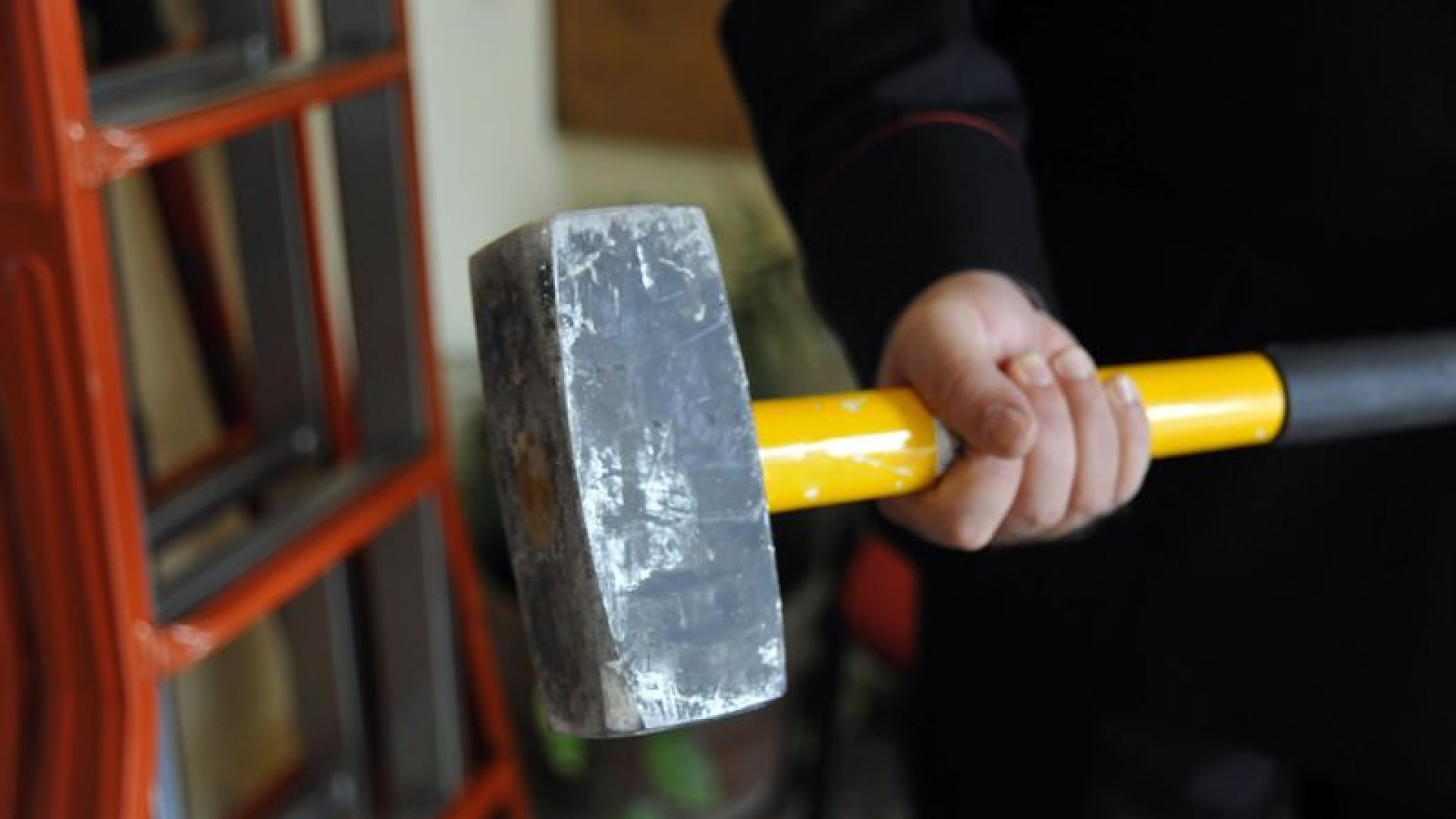 Ladri in azienda a Cadeo, sventrano la cassaforte e rubano un furgone