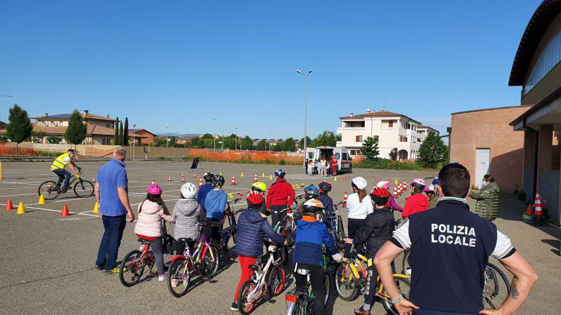 Teoria e pratica: educazione stradale per tredici classi della primaria di Podenzano