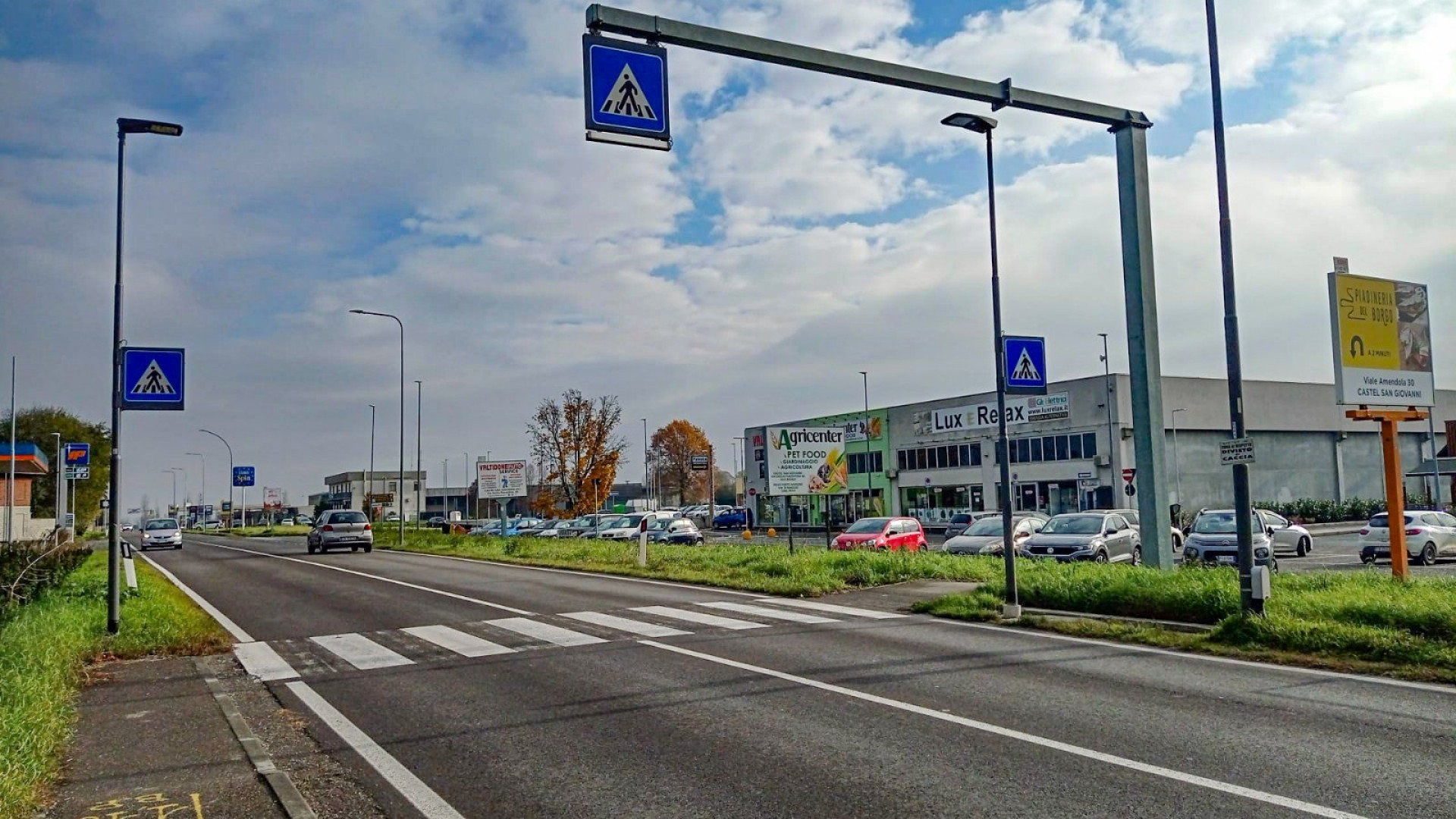 Castello, ragazzi a piedi sulla via Emilia: "In arrivo semaforo a chiamata"