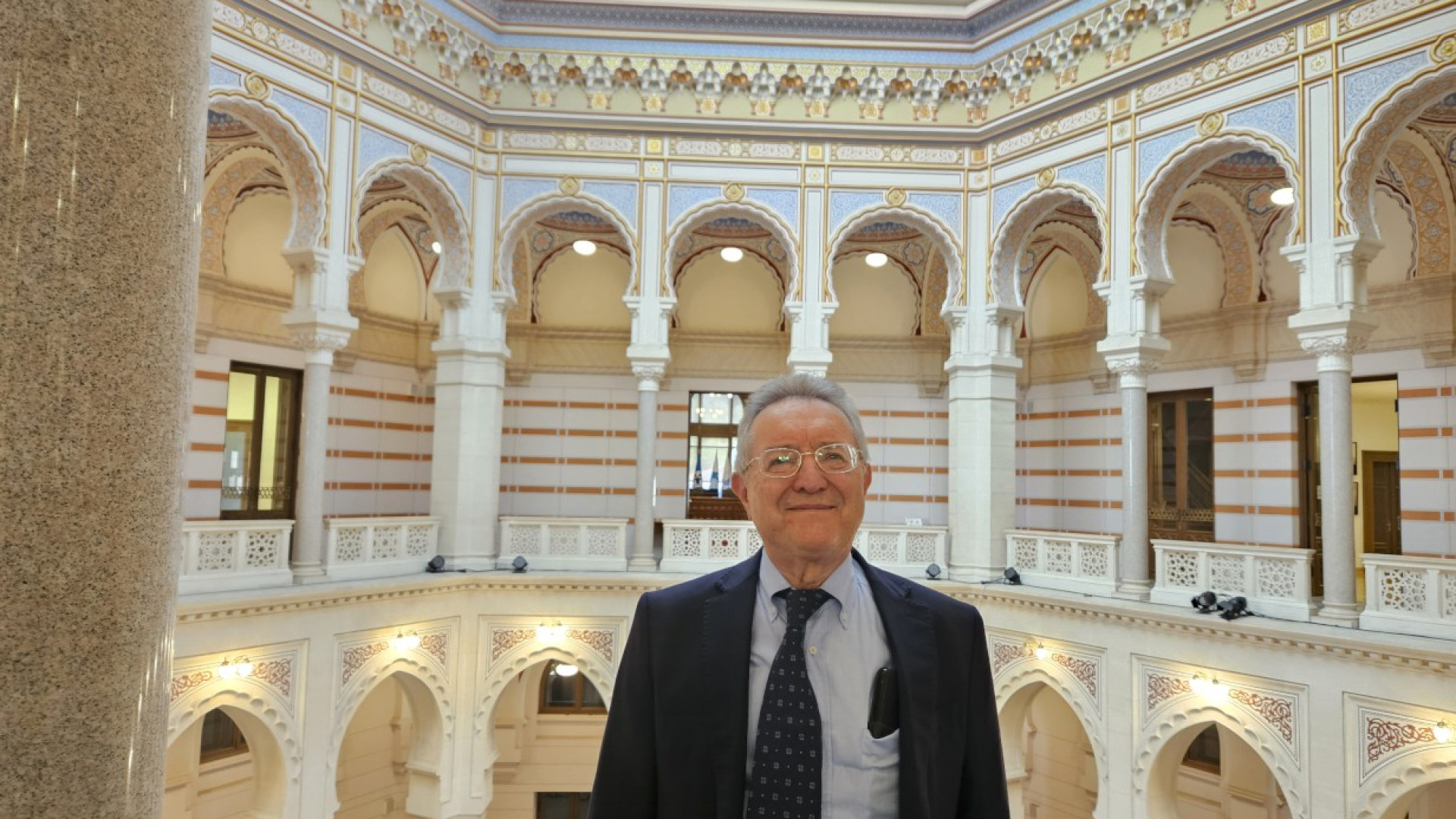 Ettore Pedretti premiato a Sarajevo. A lui l'abbraccio dei 72 bimbi salvati