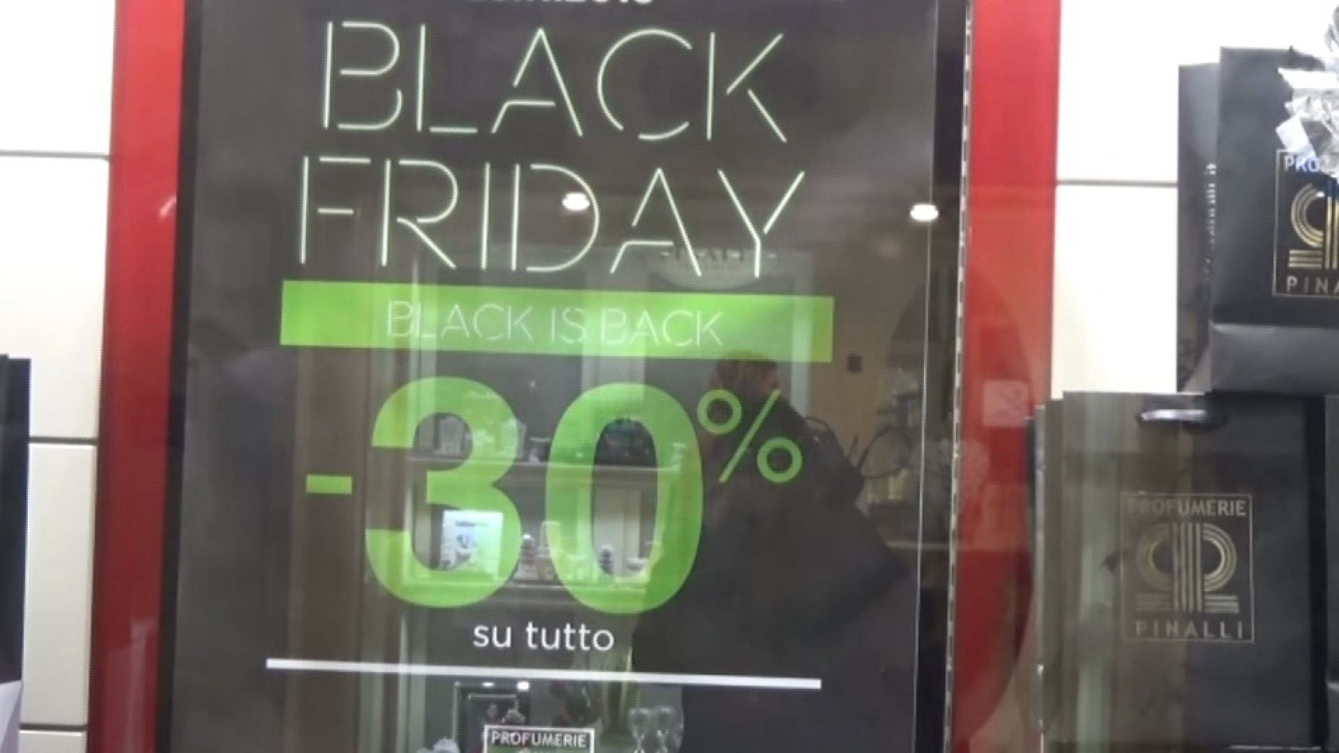 Domani super sconti nei negozi. Dal 3 dicembre apertura la domenica