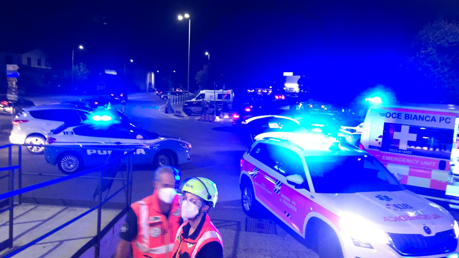 Litigano in auto e parte una coltellata: ferito soccorso, aggressore in fuga