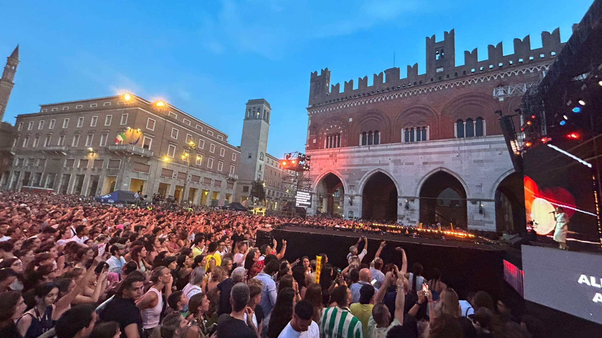 In piazza Cavalli oltre 7mila persone per Radio Bruno: “Piacenza su le mani”