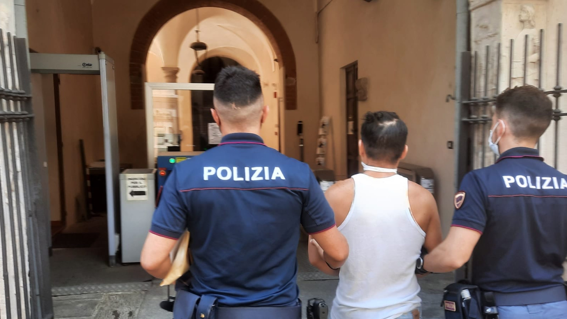 Rapina l’ex fidanzata, la manda all’ospedale e si scatena contro la polizia