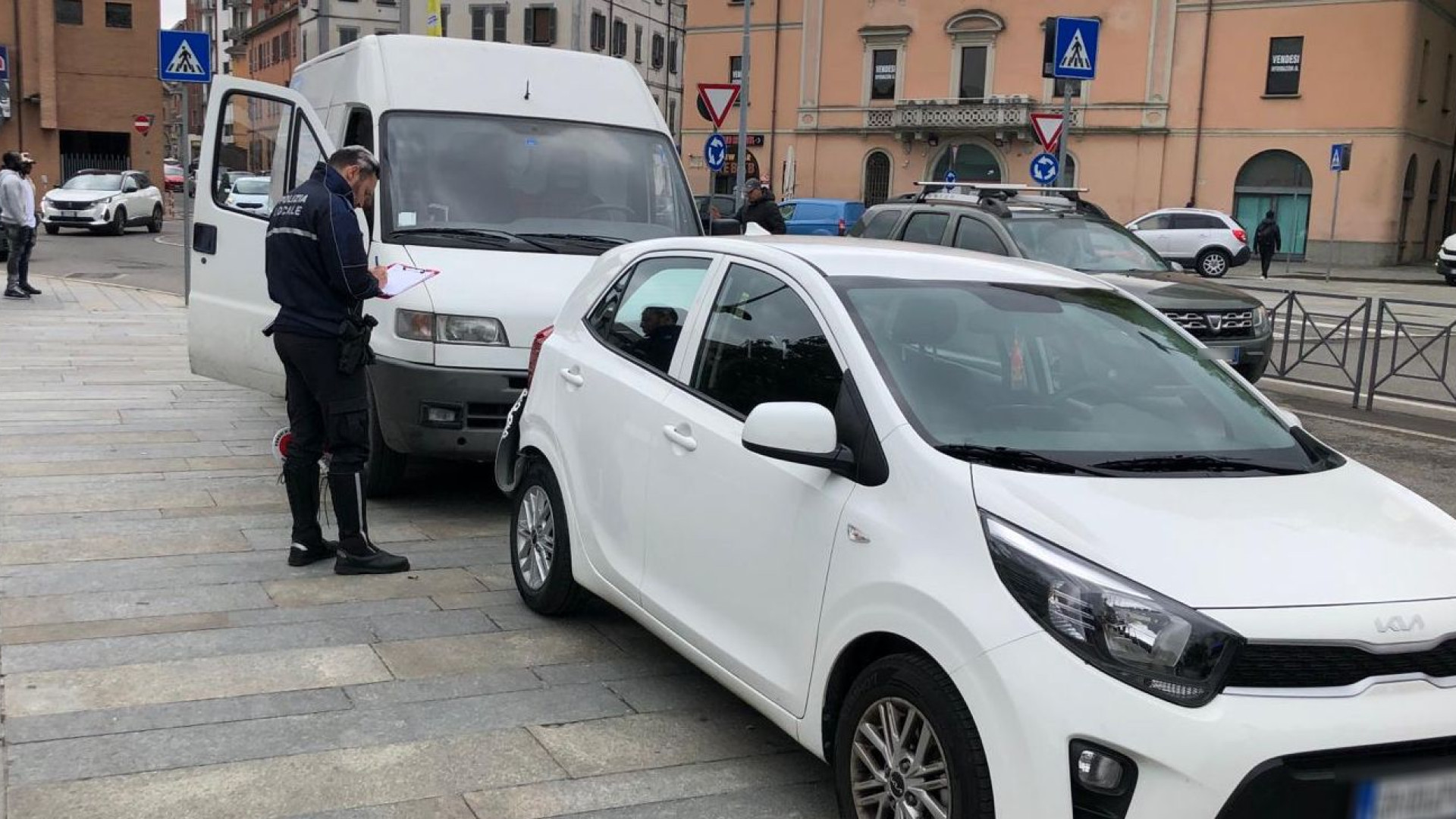 Incidente a piazzale Marconi: scontro tra auto e furgone, traffico in tilt